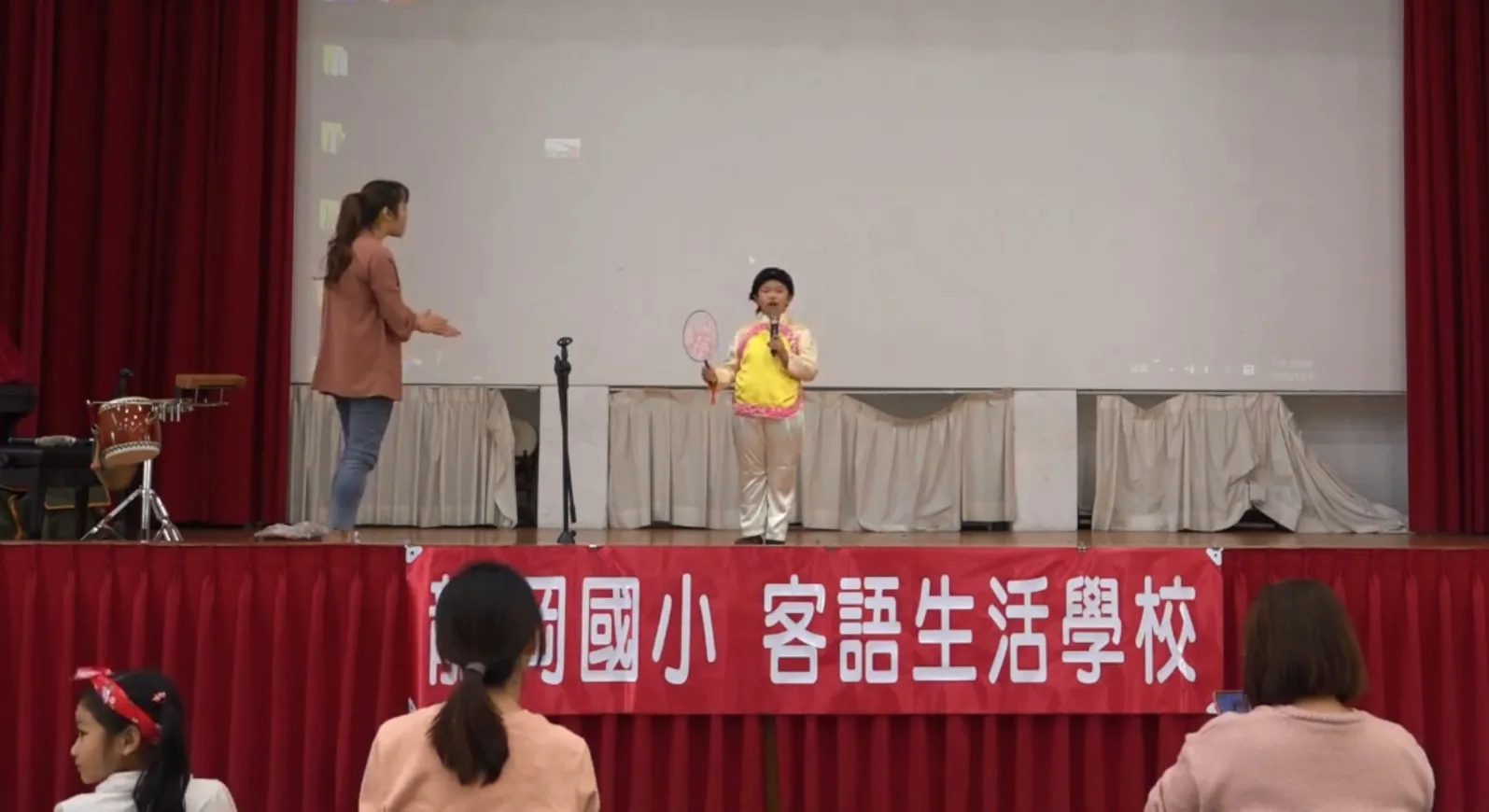 班長黃千旆表演「老倆口愛唱歌」,左手邊係林彩立先生。鍾孝昇提供