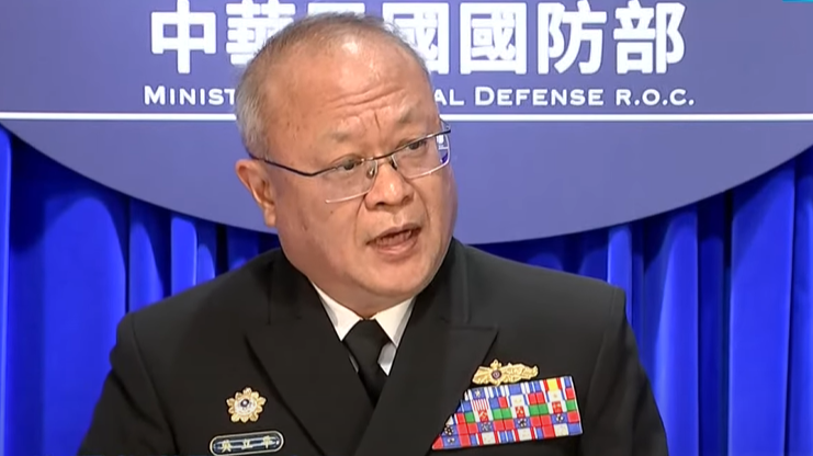 國防部上午舉行「國軍軍風紀安全維護工作」記者會,針對海虎潛艦3官兵失蹤,搜救行動將再延長72小時,海軍司令部參謀長吳立平中將表示,「整個過程中總共有3批出去11人,落海不是一次掉下去,而是陸續掉下去。」