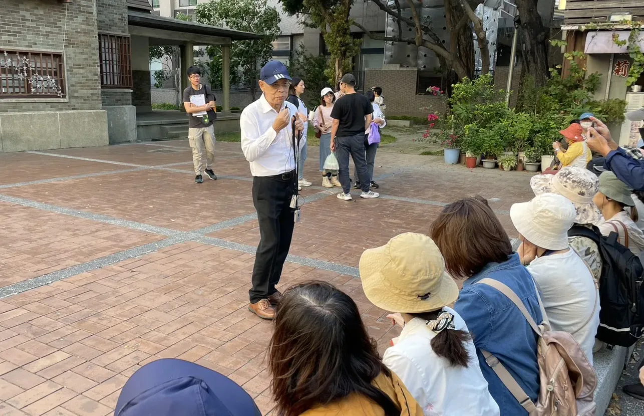 陳欽生現身愛國婦人館講述自身經歷。台南市客委會提供
