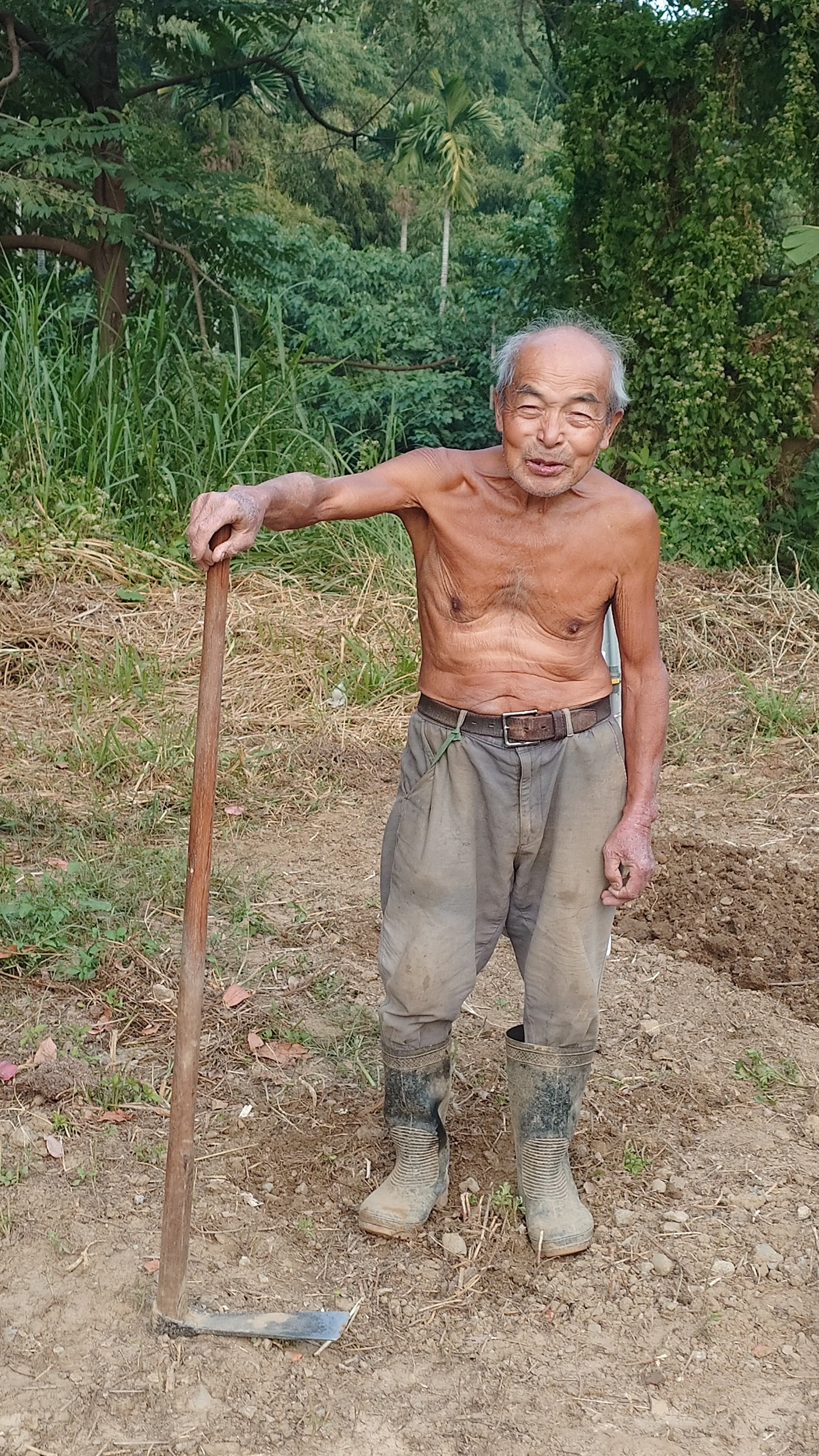 86高齡的吳明波樂當老圃,常打赤膊耕作,因長期日晒,體格結實,皮膚黝黑。何來美攝