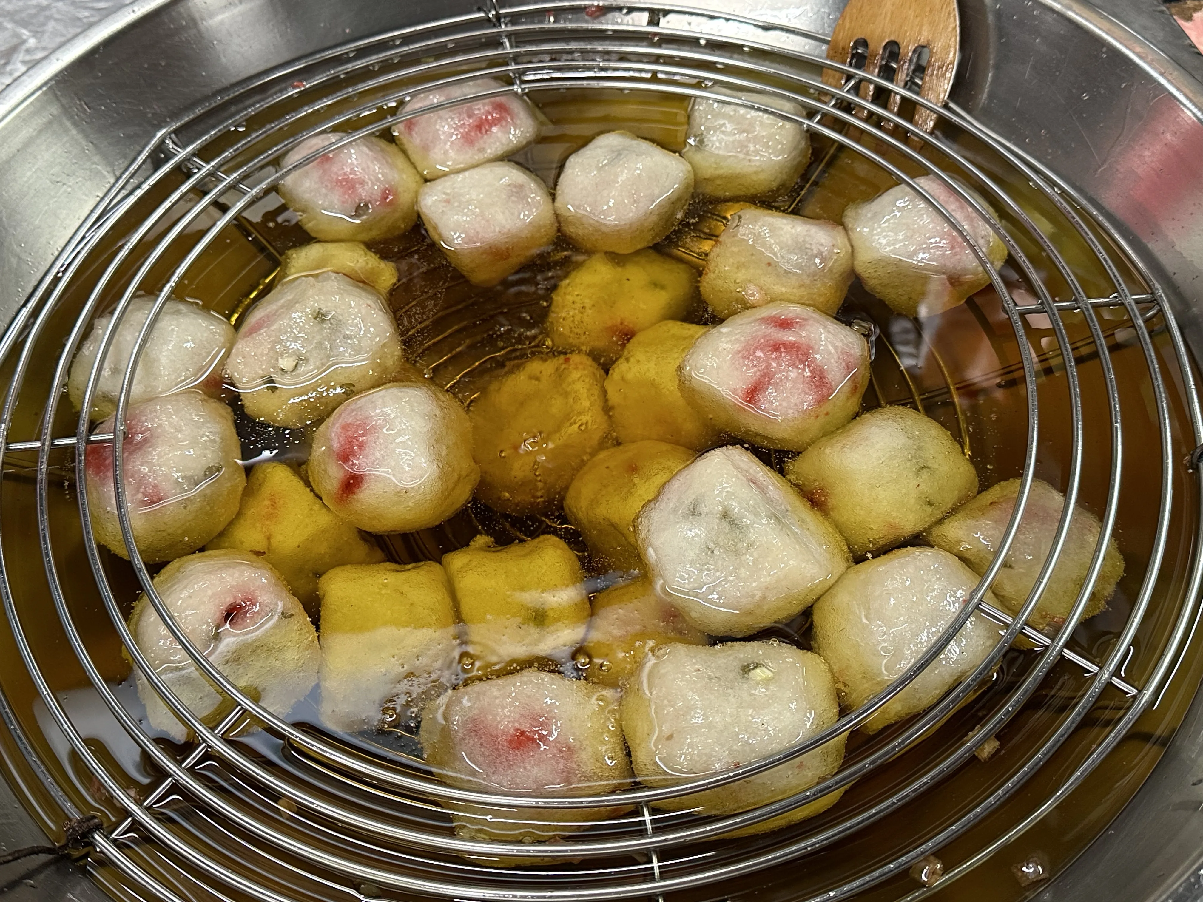 新竹肉圓最特別的是不但用紅糟肉，皮面還會印上自家的紅色標記。蕭秀琴攝