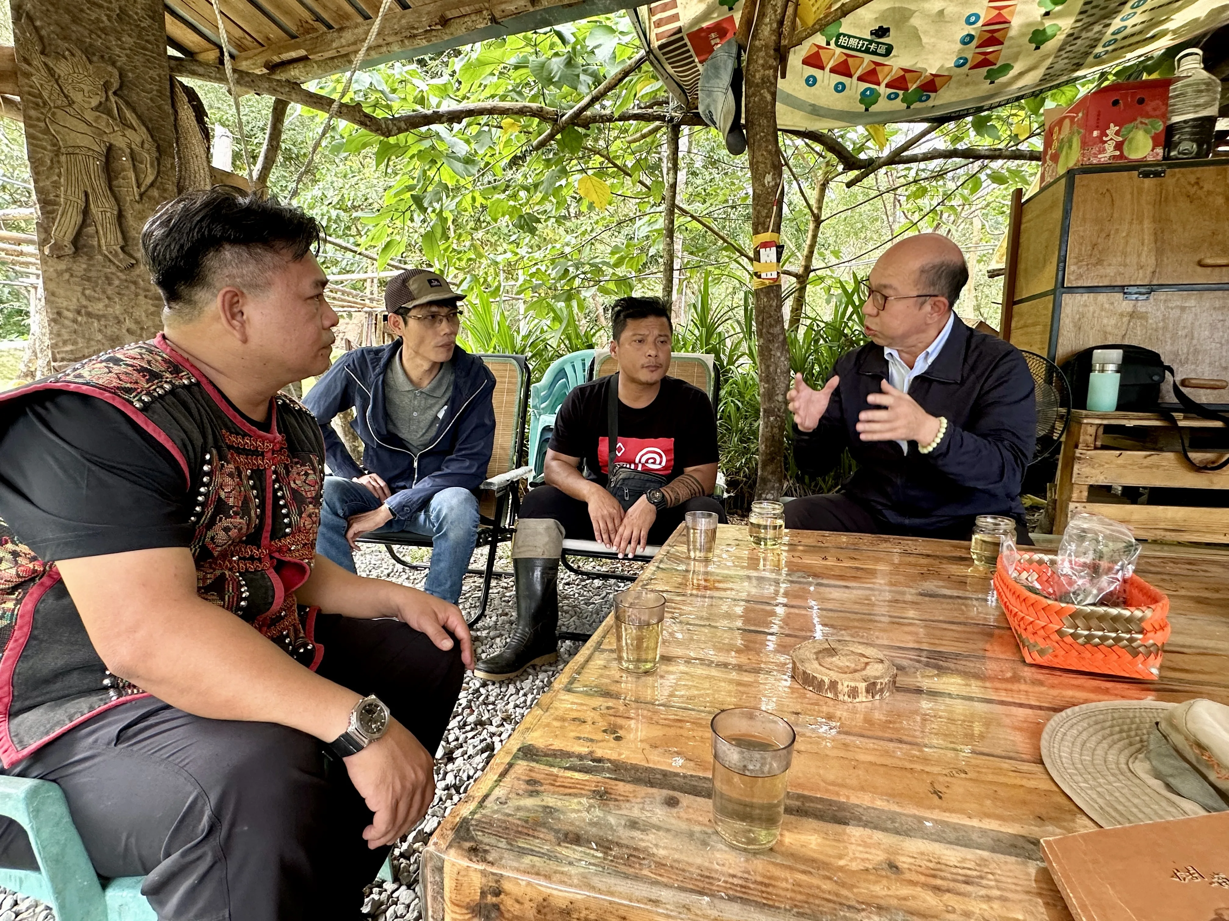 在達魯瑪克的種植基地，由左至右：達魯瑪克Drangalo古昌弘頭目、璞草園董事長許仁和、東魯凱族青年Danubak胡敏杰和林務署台東分署長吳昌祐。蕭秀琴攝