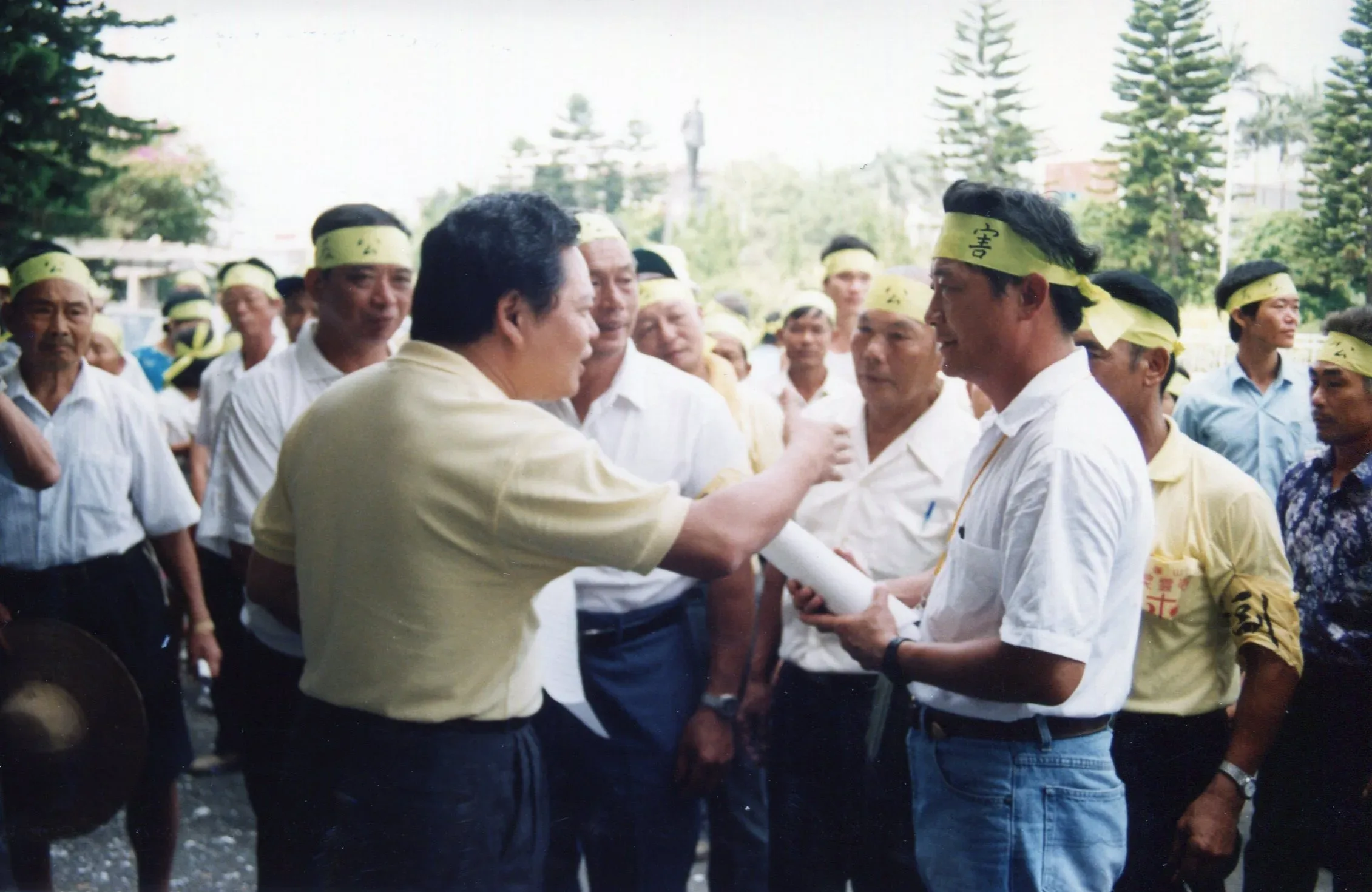 「黨外」運動出身的陳文輝(前右),為維護地方鄉親權益,常帶頭抗爭。何來美攝