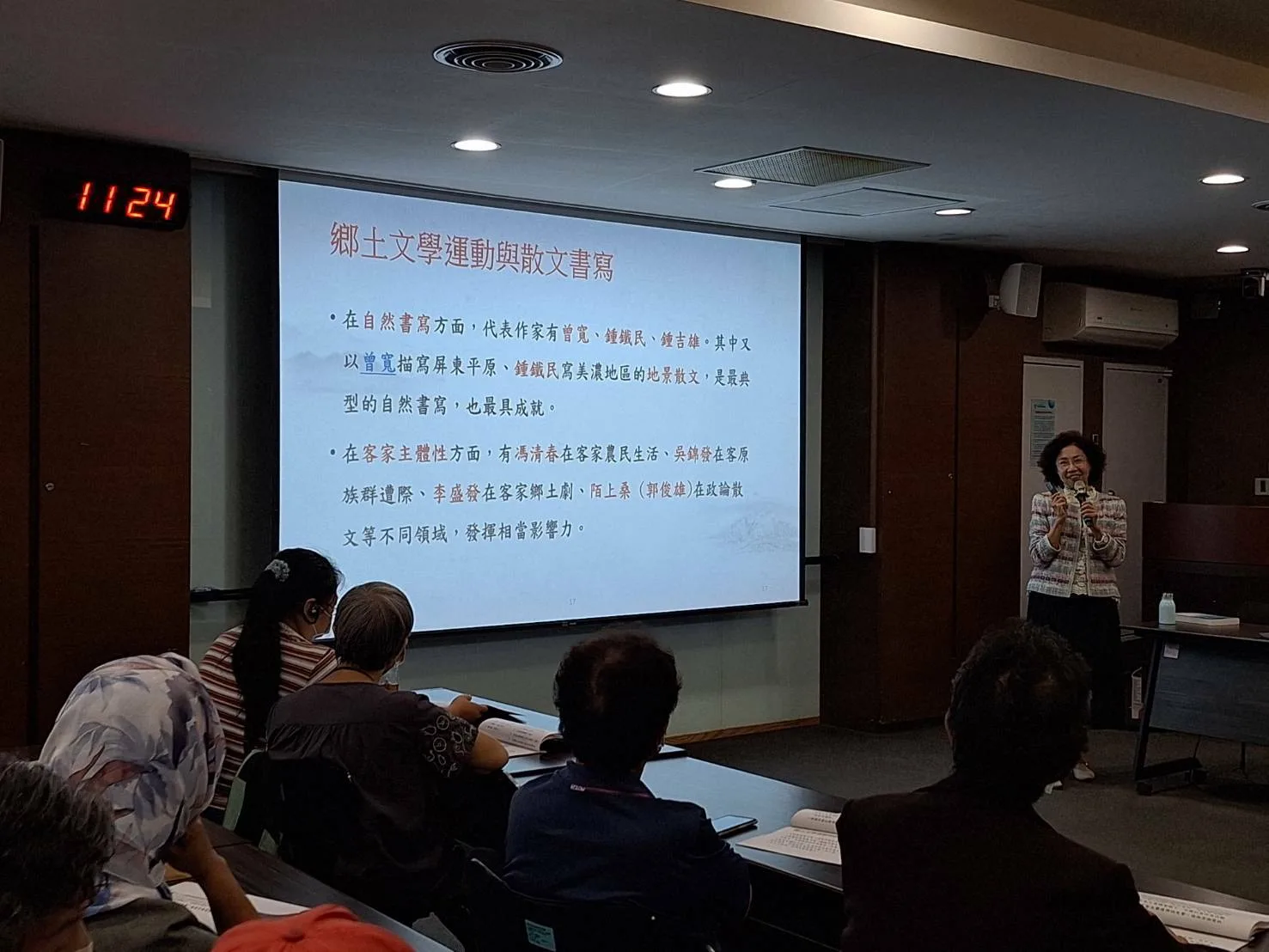 全國客家日前夕舉辦「還我母語運動紀念暨客家文學講座」，客委會委員鍾屏蘭分享透過客家文學認識客家文化傳承。客發中心提供