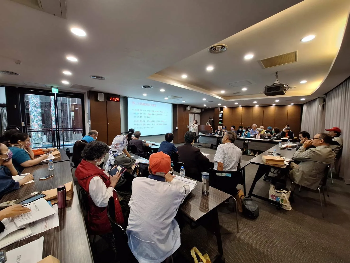 全國客家日前夕舉辦「還我母語運動紀念暨客家文學講座」，客委會委員鍾屏蘭分享透過客家文學認識客家文化傳承。客發中心提供