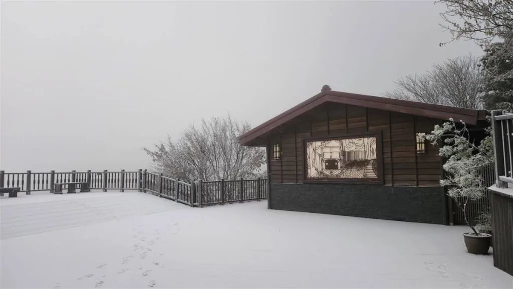 太平山國家森林遊樂區翠峰山屋外一片銀白。農業部林業及自然保育署宜蘭分署提供