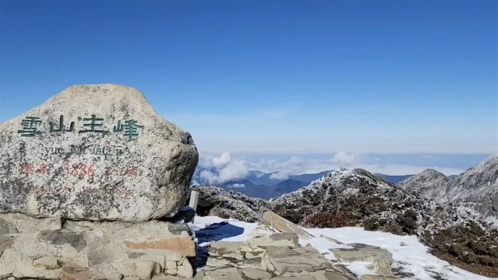雪山主峰22日氣溫約攝氏零下5度，雪尺量測積雪約有7至8公分。雪霸志工廖玉惠提供