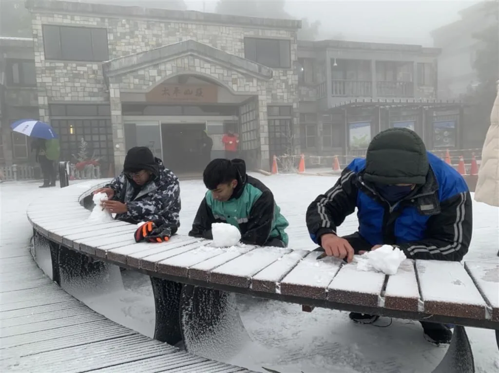 太平山下雪了　零下6度遊客喜迎雪白世界