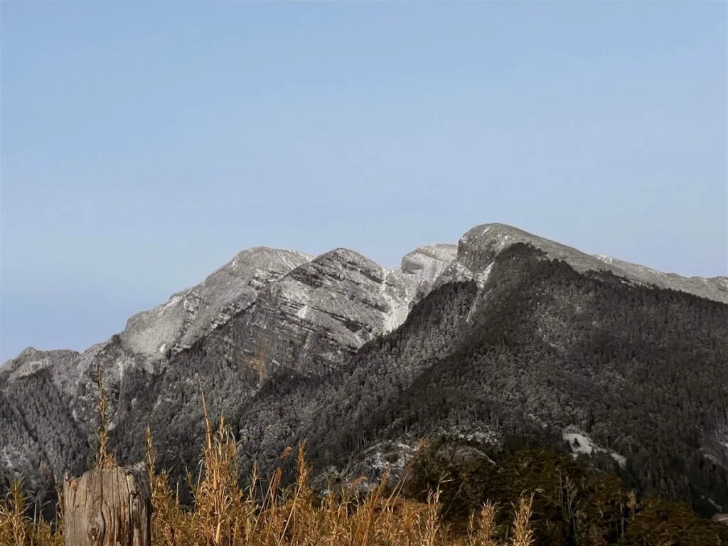 山友在雪山東峰拍攝對面山頭雪山主峰，山區染了霜雪「白了頭」。張又方提供