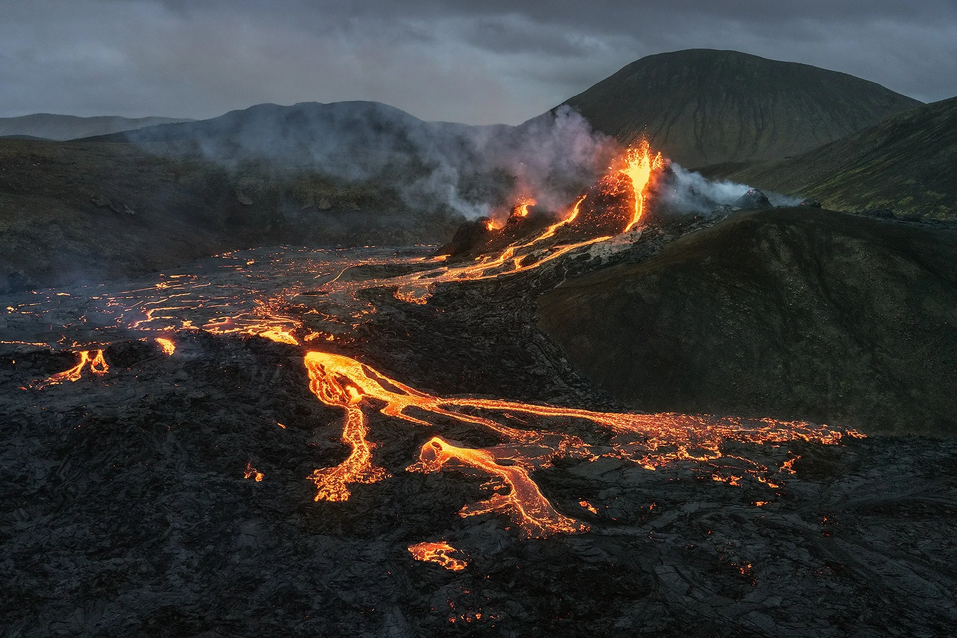 數週劇烈地震活動　冰島火山噴發4000居民撤離