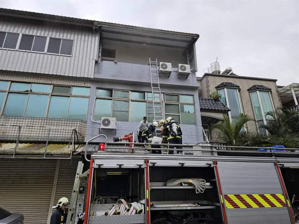 新竹民宅火警消防分隊長入室救出4人　疑遭濃煙嗆昏殉職