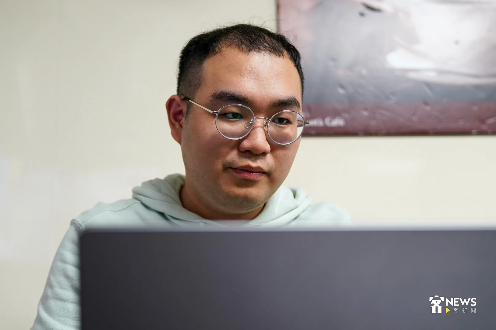 莊銘彥推動本土語言,更把解決本土語言在電腦中無法顯示成為豆腐字的問題,成為畢業專題。何柏均攝
