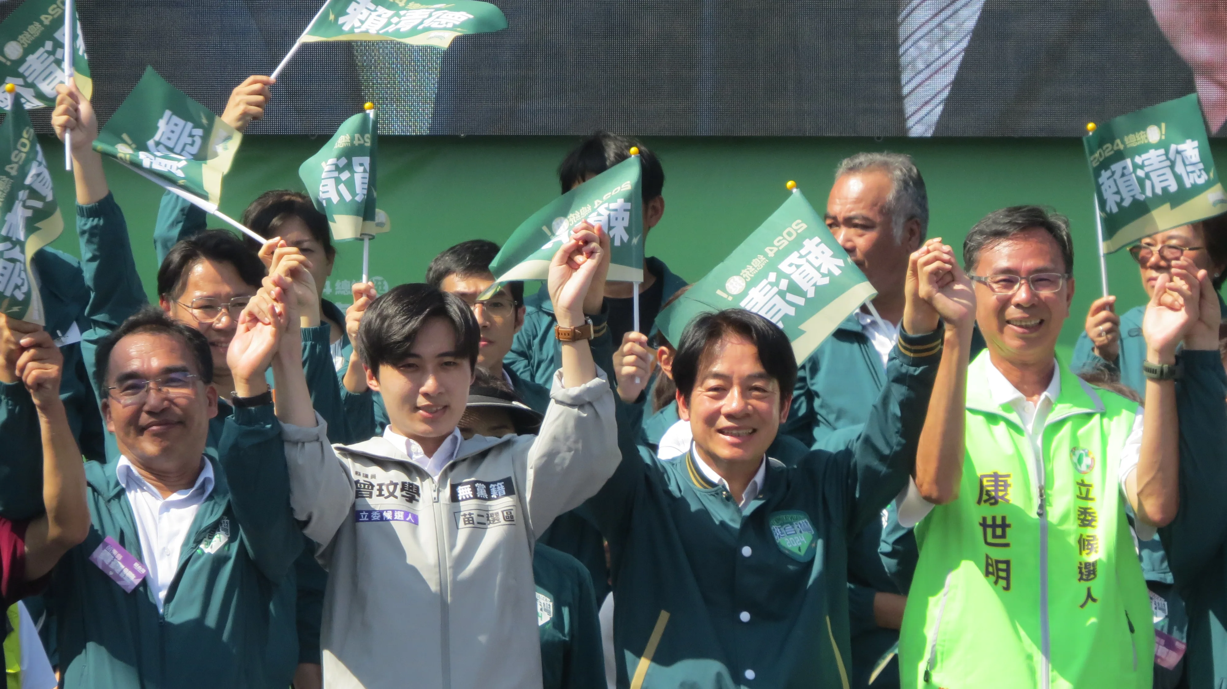 民進黨總統候選人賴清德(右二)到苗栗幫立委候選人康世明、曾玟學輔選造勢。范榮達提供