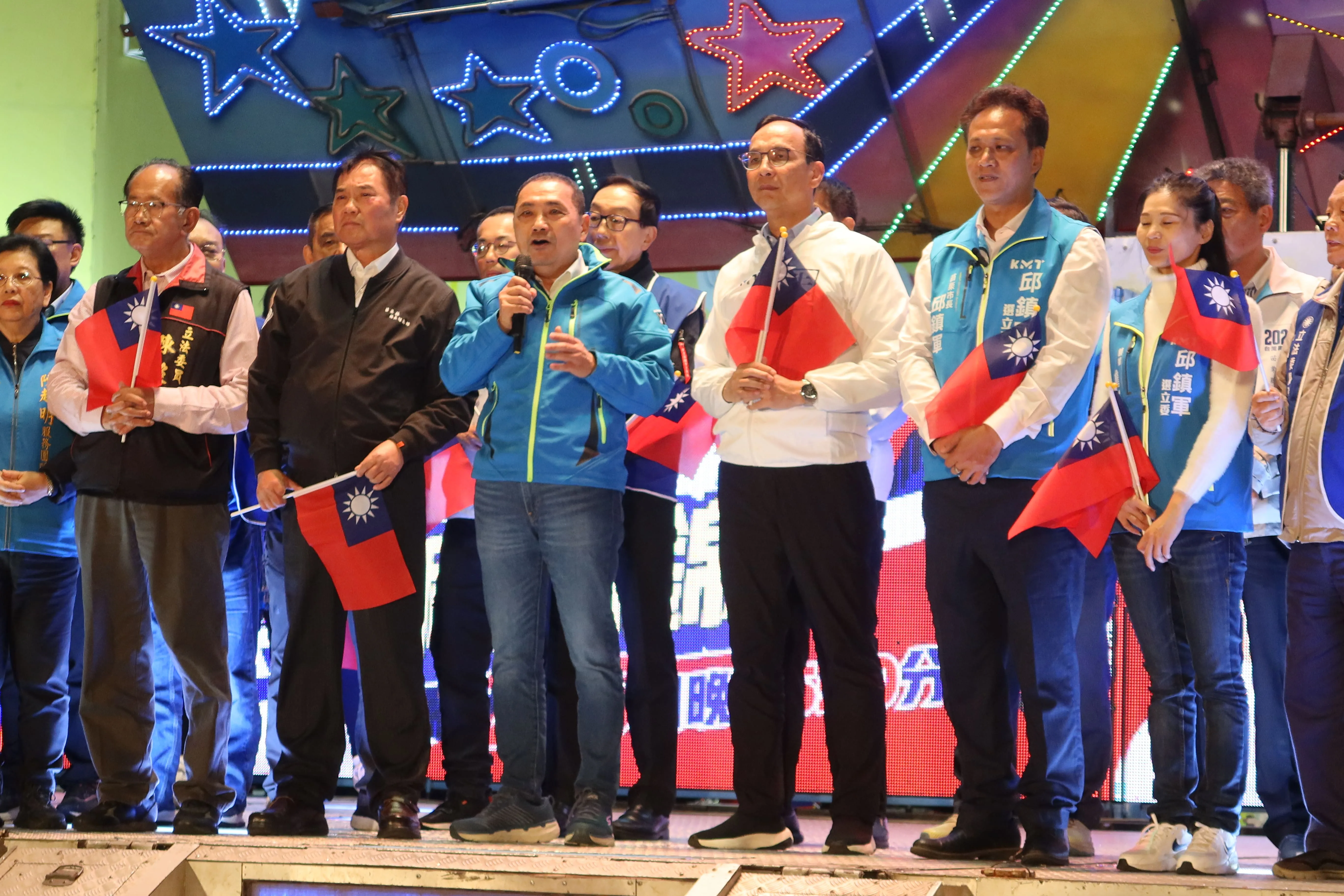 國民黨總統候選人侯友宜(中)到苗栗競選造勢,站在他身旁的是國民黨主席朱立倫、縣長鍾東錦與立委候選人邱鎮軍、陳超明。何來美攝