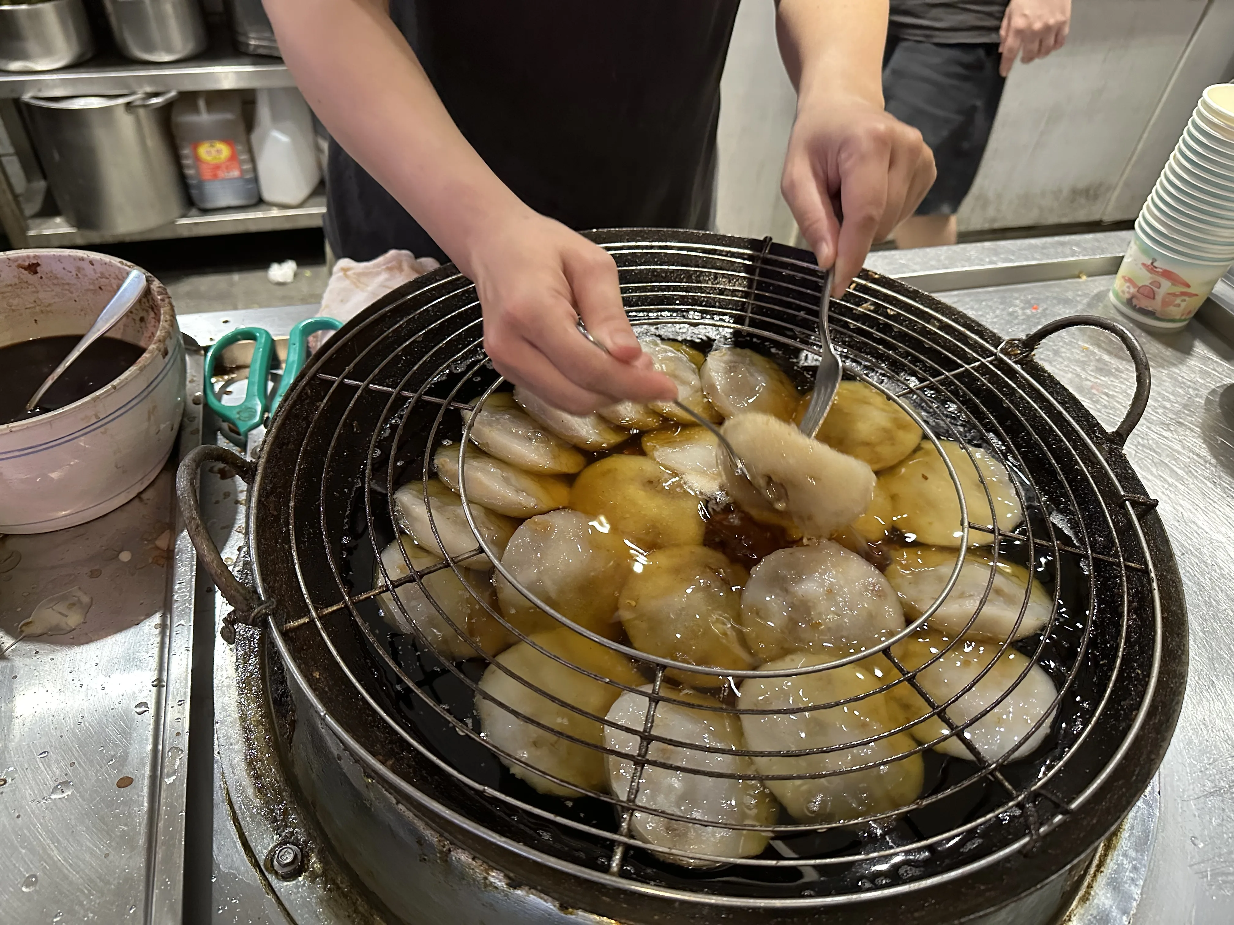 台灣人都有自己的那一顆肉圓，最美不過菜市場的那一家。蕭秀琴攝
