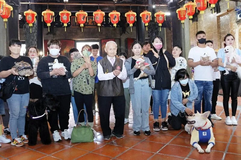 嘉市城隍廟首開寵物平安燈　點燈場面逗趣溫馨