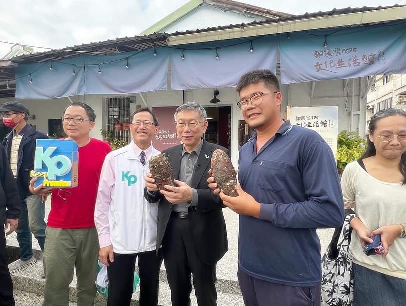 民眾黨總統候選人柯文哲(右三)到苗栗縣「銅鑼灣1895文化生活館」參觀。賴世若提供