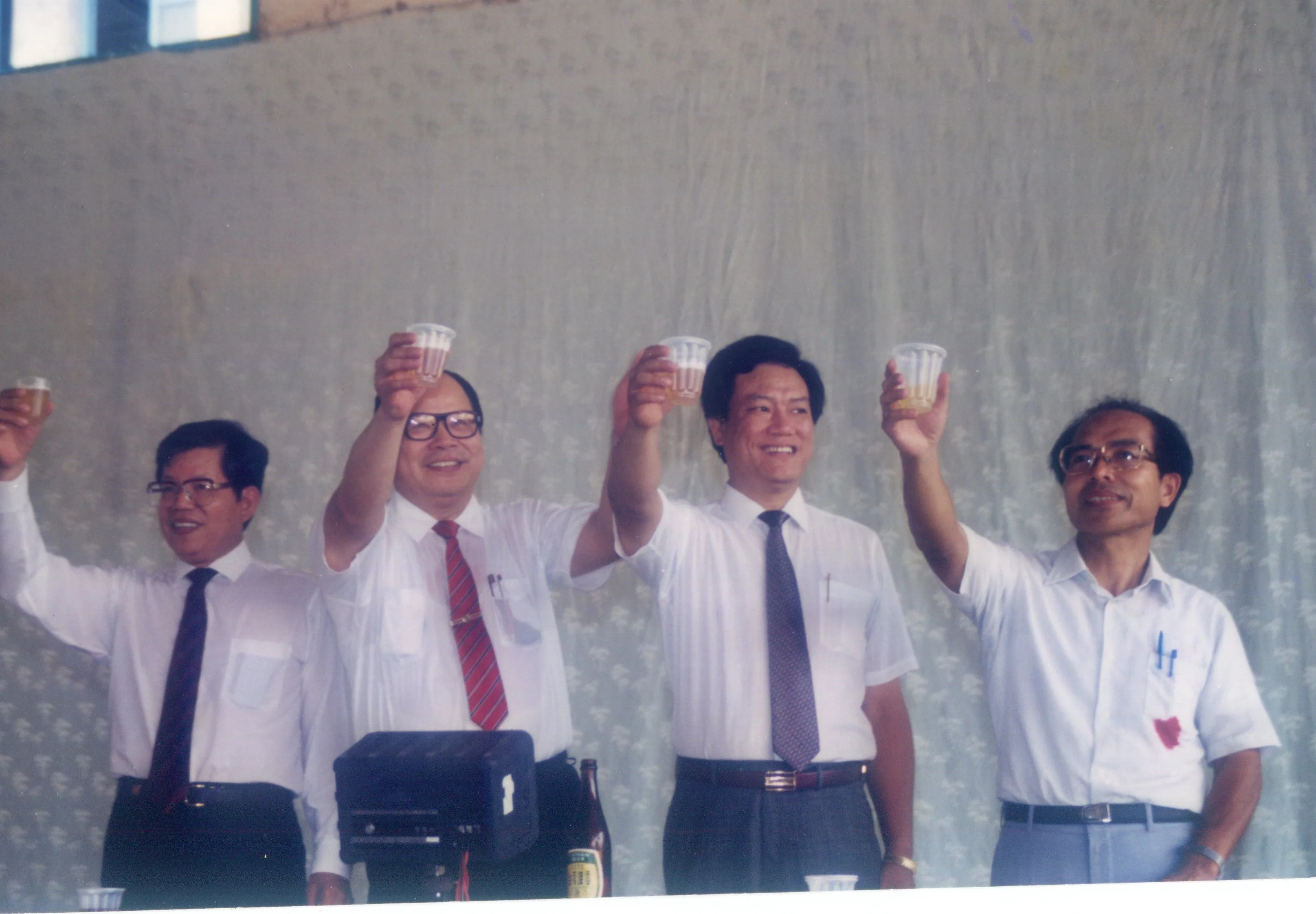 1989年林佾廷(左起)、張秋華、何智輝組「黃派鐵三角」參選時,吳明波擔任競選總幹事。何來美攝