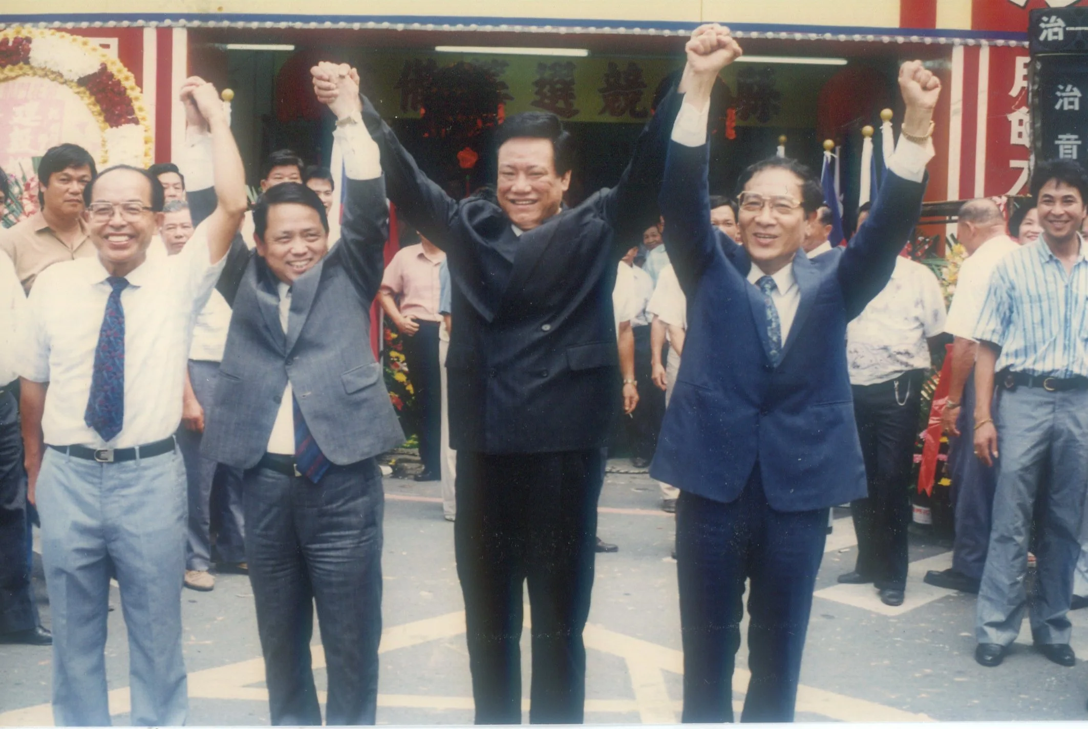 1993年縣長選舉,吳明波(左一)支持何智輝(右二)脫離國民黨參選縣長,並獲劉派要角林火順(右一)、劉碧良(左二)支持,組「黃劉聯軍」,振臂歡呼。何來美攝