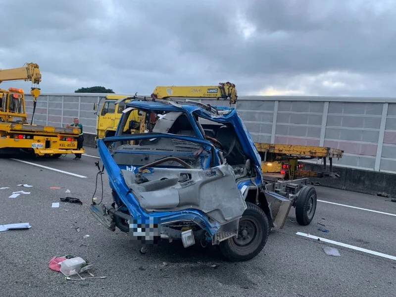 國道1號大小貨車碰撞　2人受傷送醫