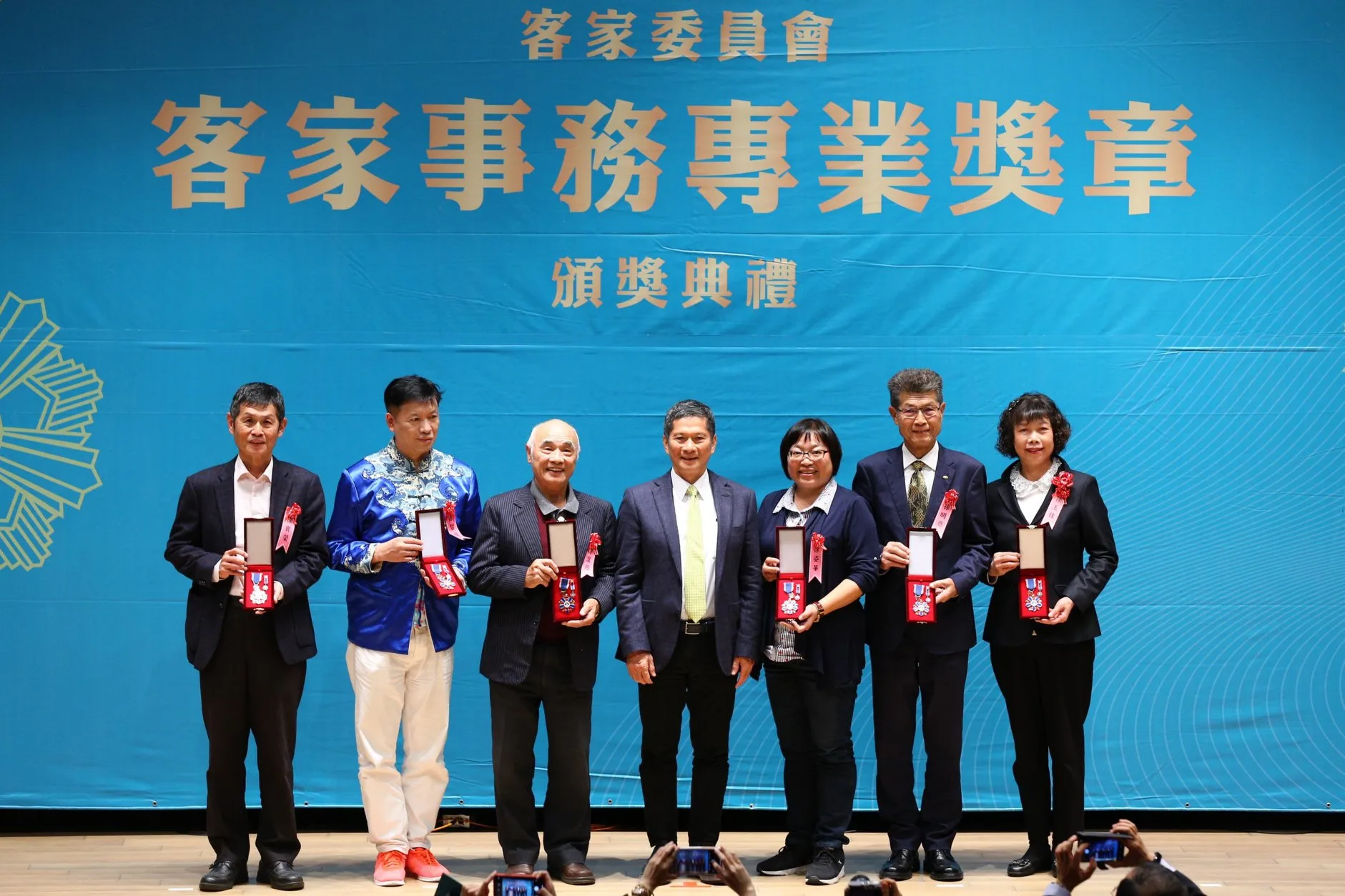徐姿華（右三）於2019年獲頒客家委員會客家事務專業獎三等獎。客家委員會提供
