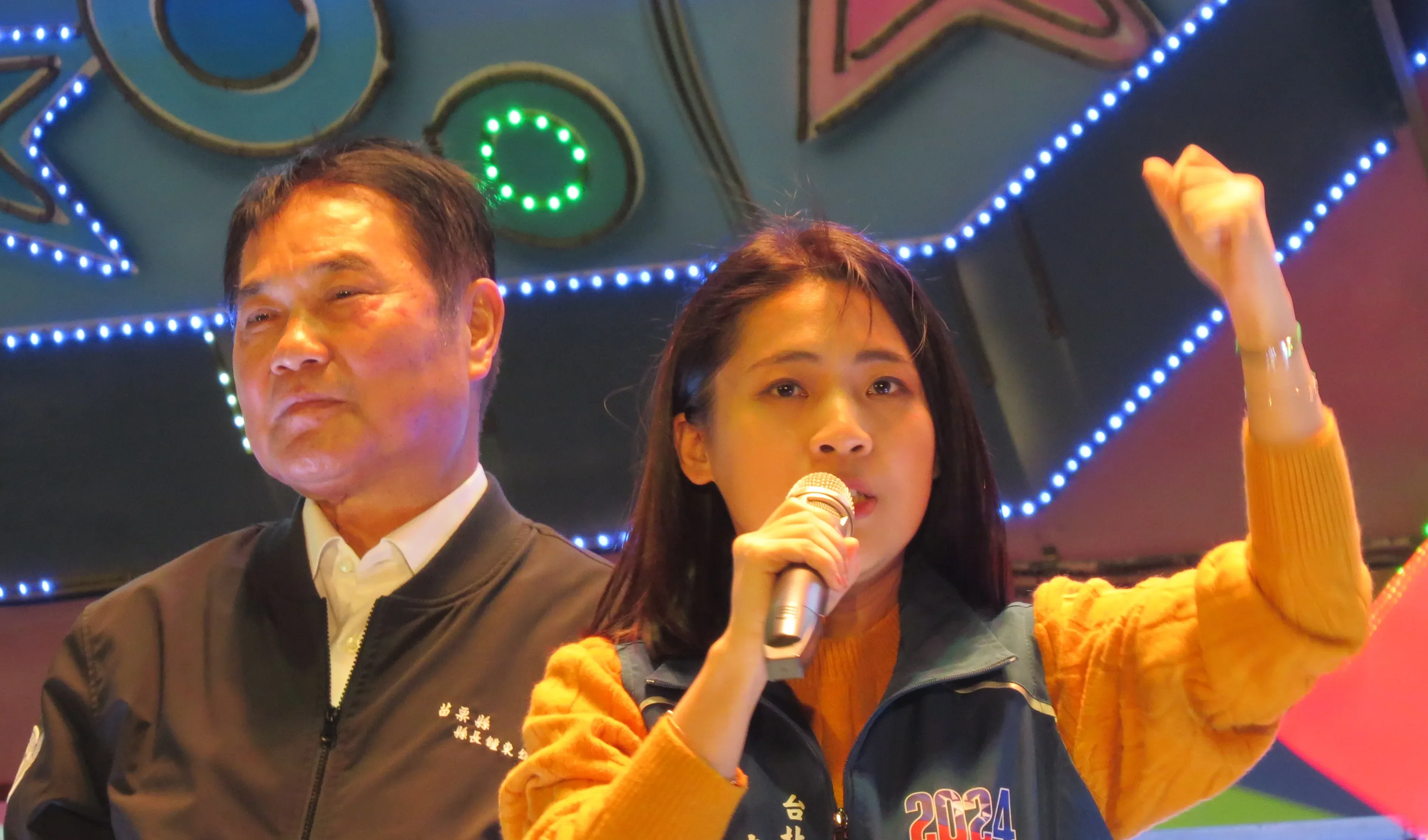 立委候選人徐巧芯回苗栗家鄉幫藍軍助選造勢,與縣長鍾東錦同框。范榮達提供