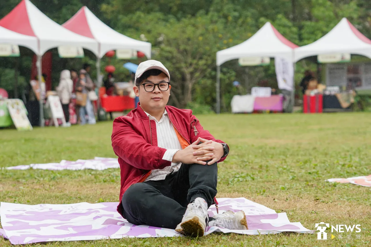 邱廉欽主持《欽點客MUSIC》節目，每週六下午1點準時在講課廣播電臺播出。范修語攝