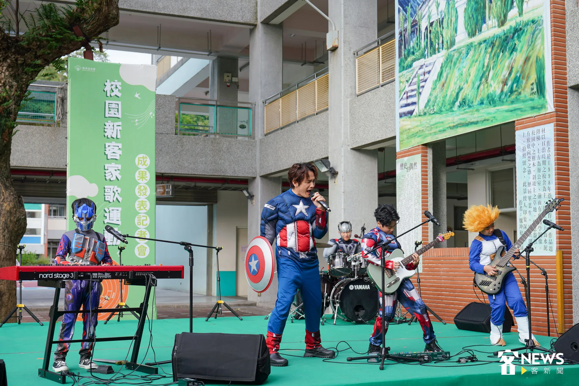金曲歌王羅文裕與J HAll樂團打扮成漫威英雄，演唱〈打敗大魔王〉。李台源攝