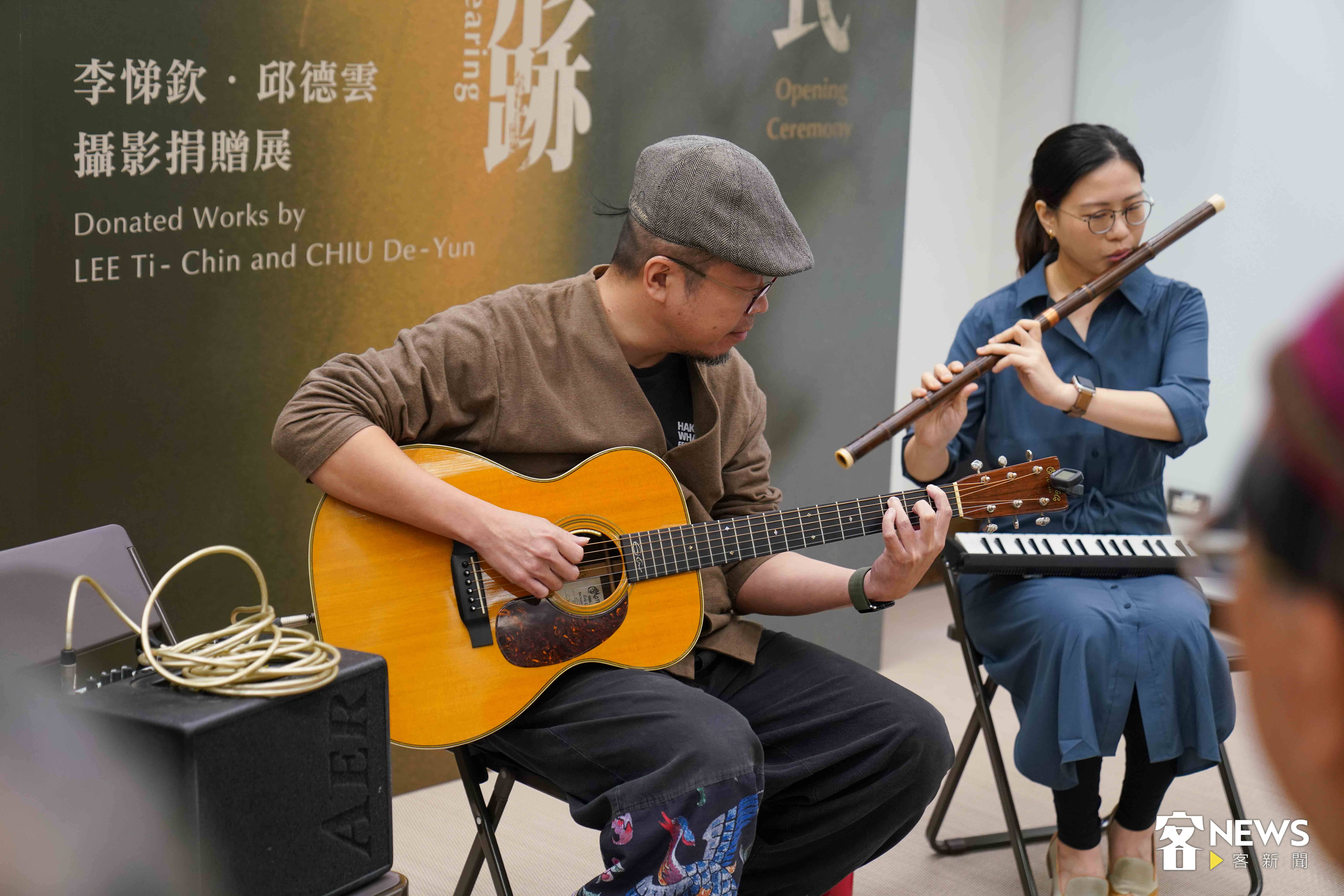 劉阿昌與打幫你樂團獻唱客語歌曲，向攝影家致意。李台源攝