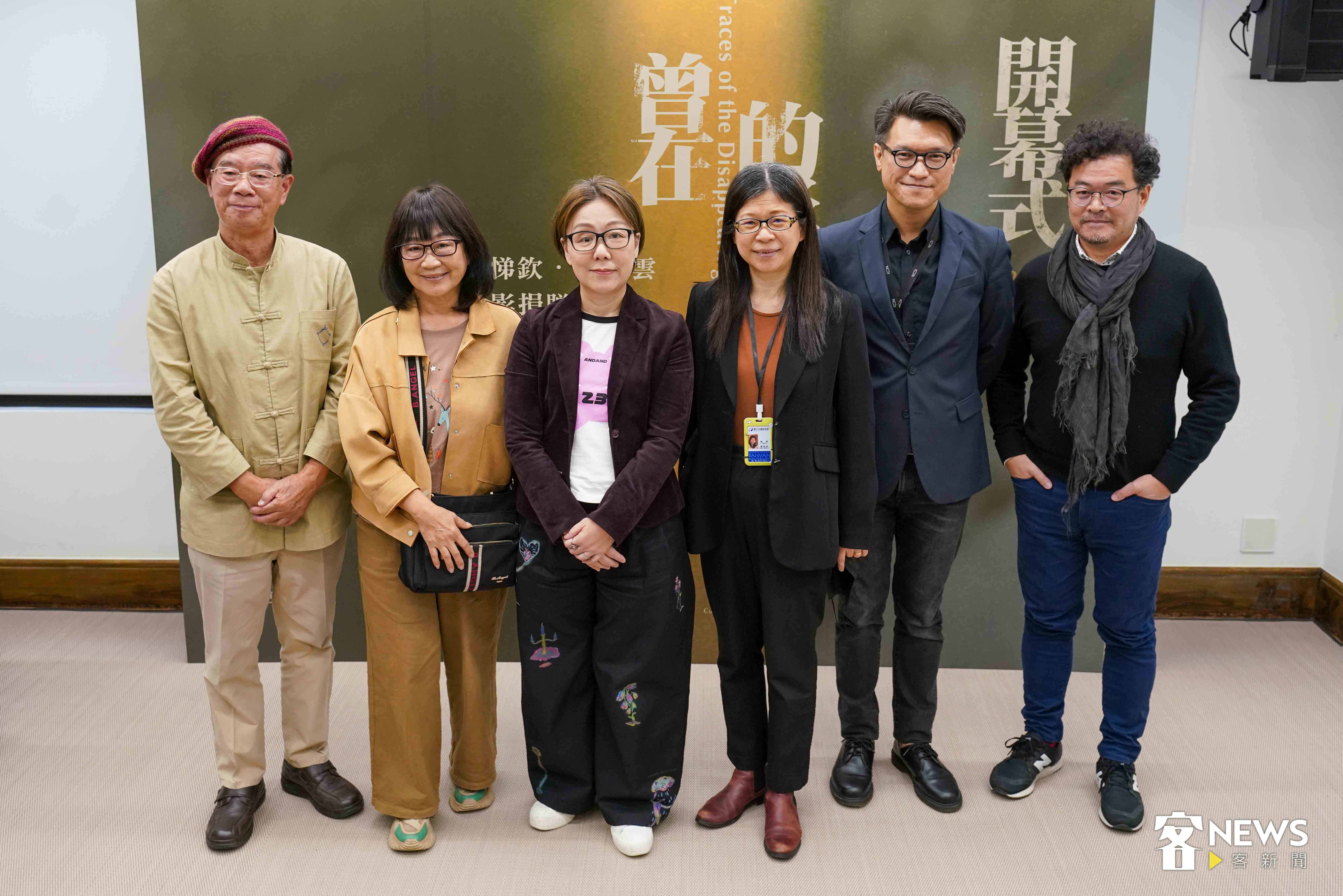 （左起）硬頸攝影協會總幹事陳雲錦、參展攝影家邱德雲家屬邱瓊媛、文化部政務次長王時思、國立臺灣美術館長陳貺怡、策展人傅遠政及攝影家鄧博仁，共同為國家攝影文化中心「曾在的形跡—李悌欽、邱德雲攝影捐贈展」揭幕。李台源攝