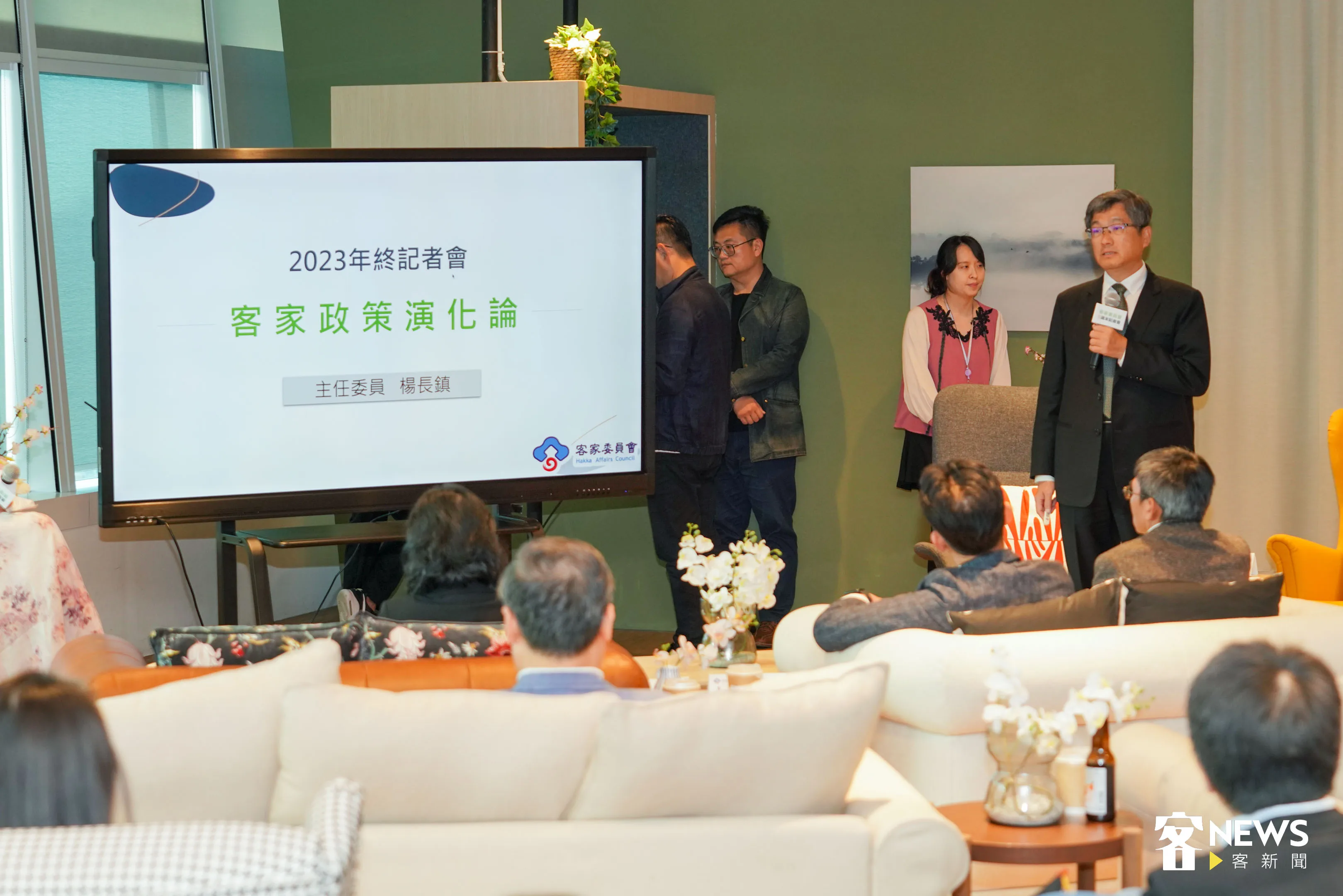 楊長鎮在今天的記者會簡報過去一年客家政策與未來施政方向。宋佩遙攝