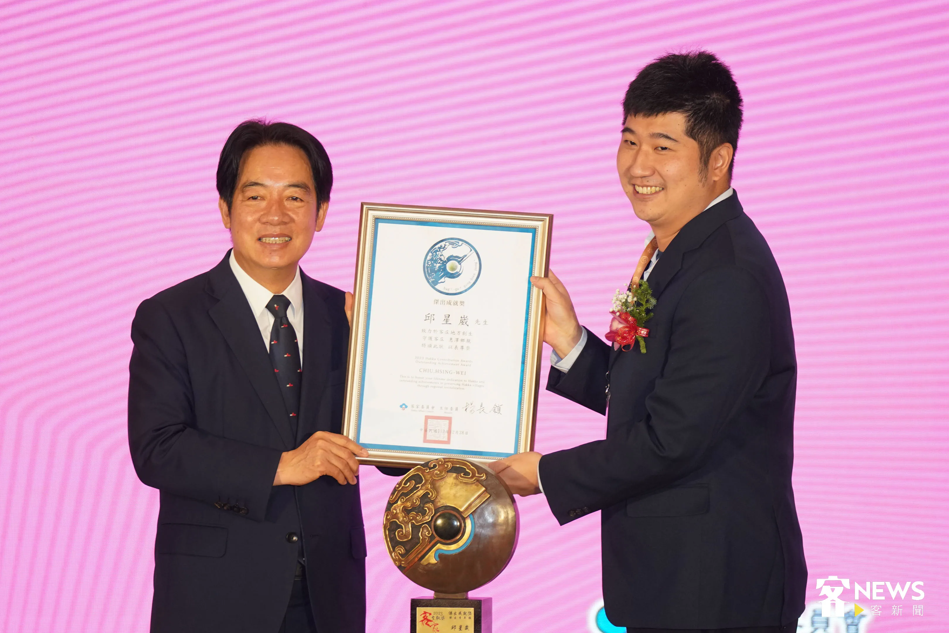 邱星崴2023年從時任副總統賴清德手中接過客家貢獻獎獎狀。宋佩遙攝（資料照）