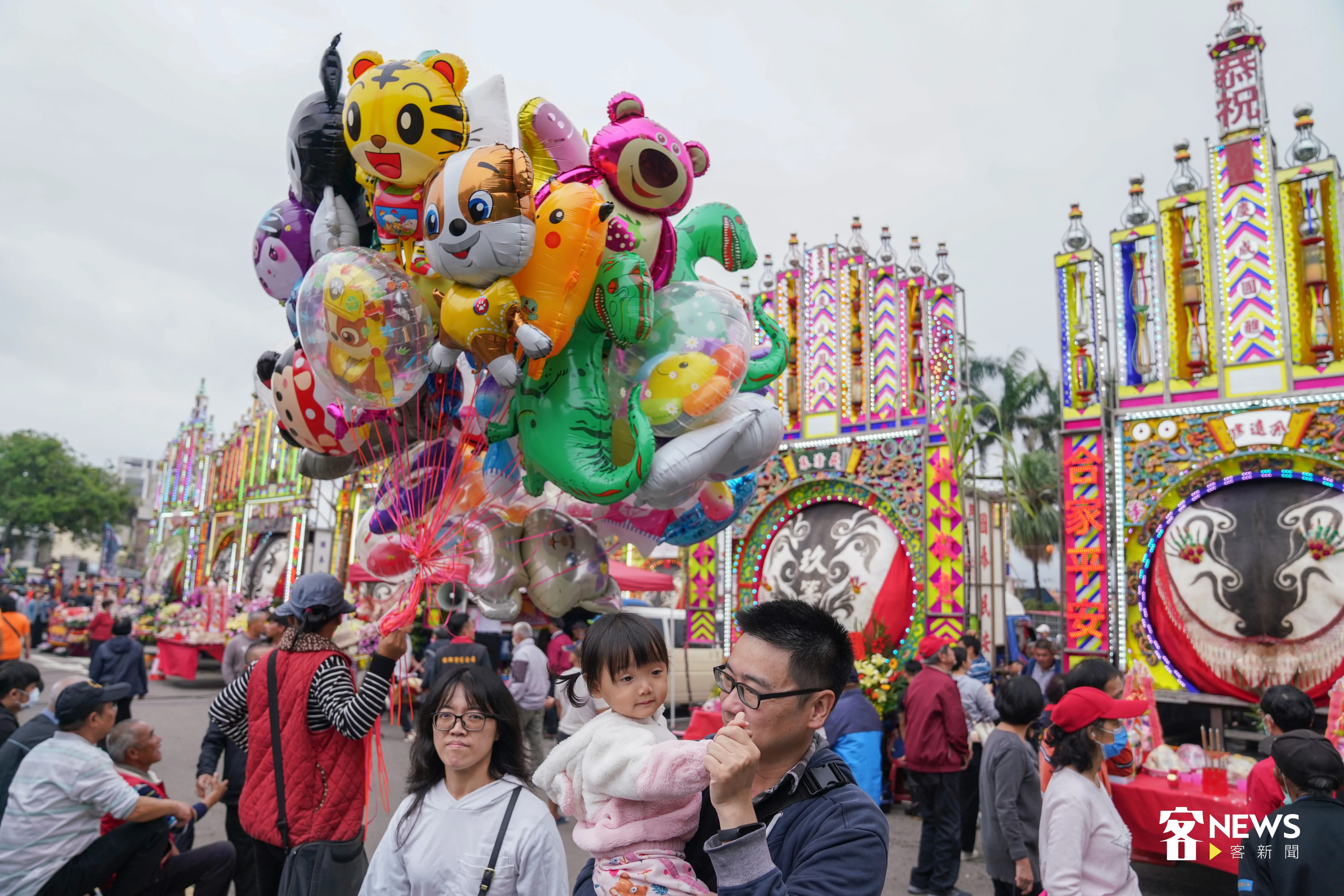 圓醮大典雖辦在平日，現場也有許多家長帶小孩到場看熱鬧。洪俊傑攝