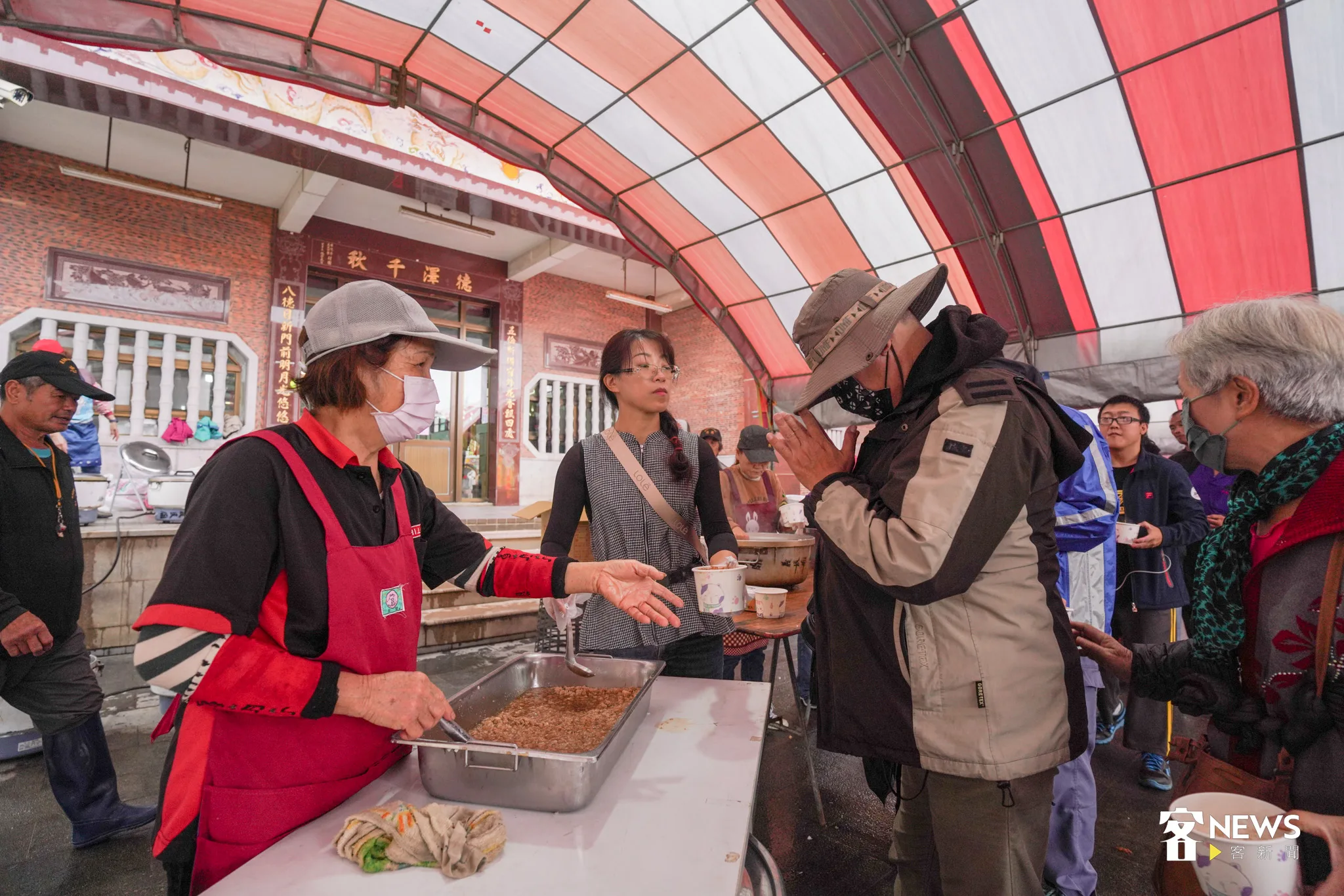 義民廟提供膳食給信眾享用。洪俊傑攝
