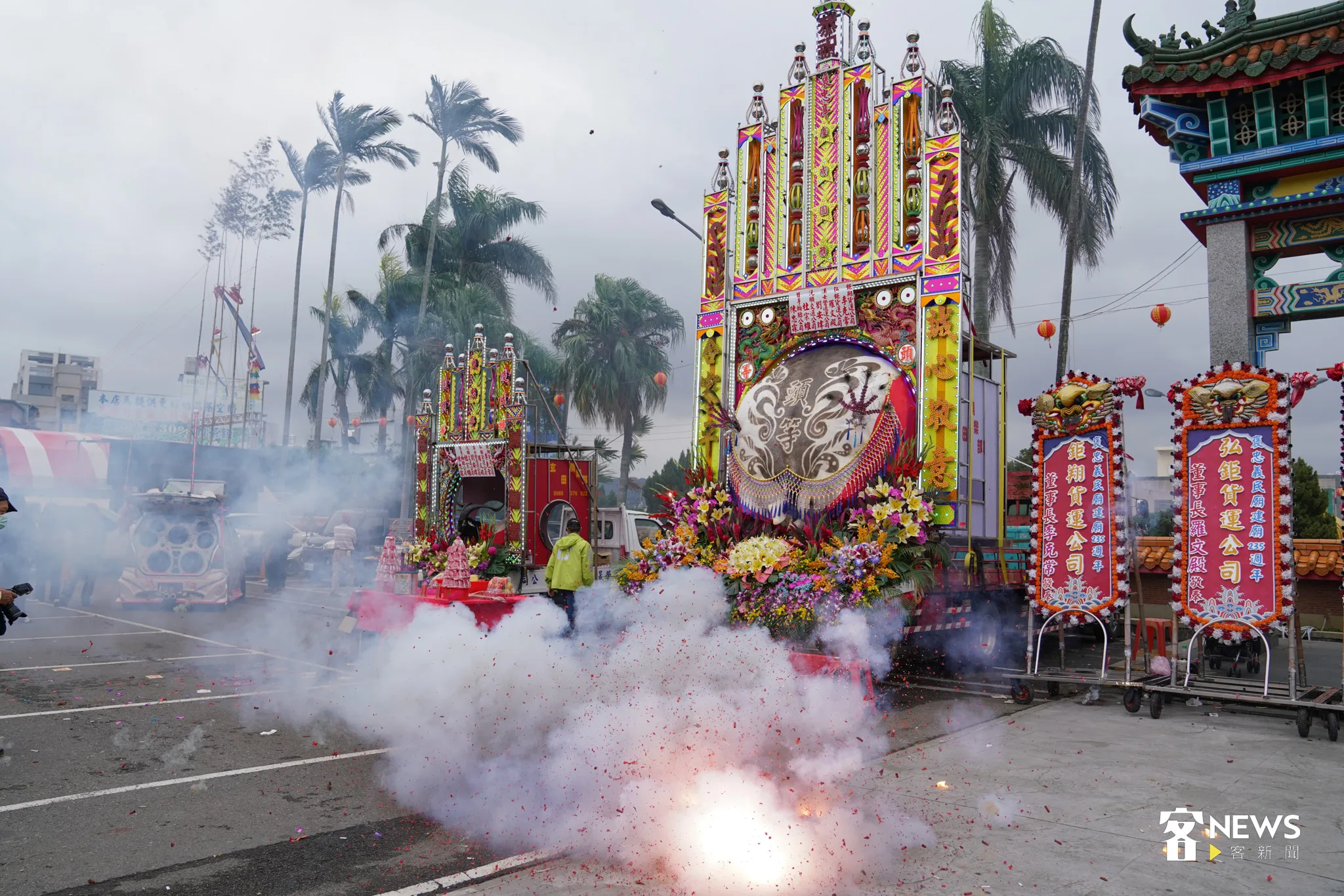 祭典尾聲，施放鞭炮象徵告知活動已結束。洪俊傑攝