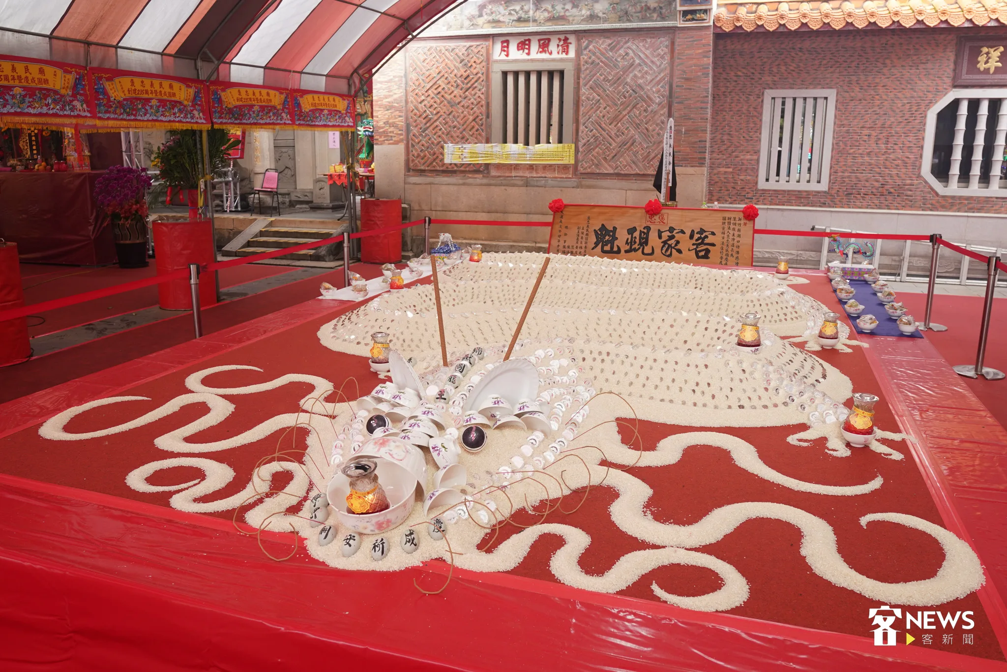 米龍，民間相信從土地上長出來的白米，敬獻給土地龍神後，會擁有滿滿爆棚的土氣。洪俊傑攝