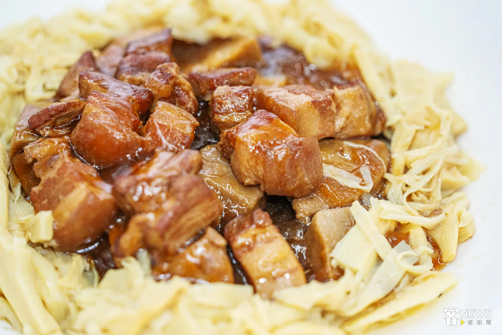 「芋香筍扣肉」是仙香飲食的招牌菜,結合筍乾、芋頭兩項來自甲仙的物產。洪俊攝