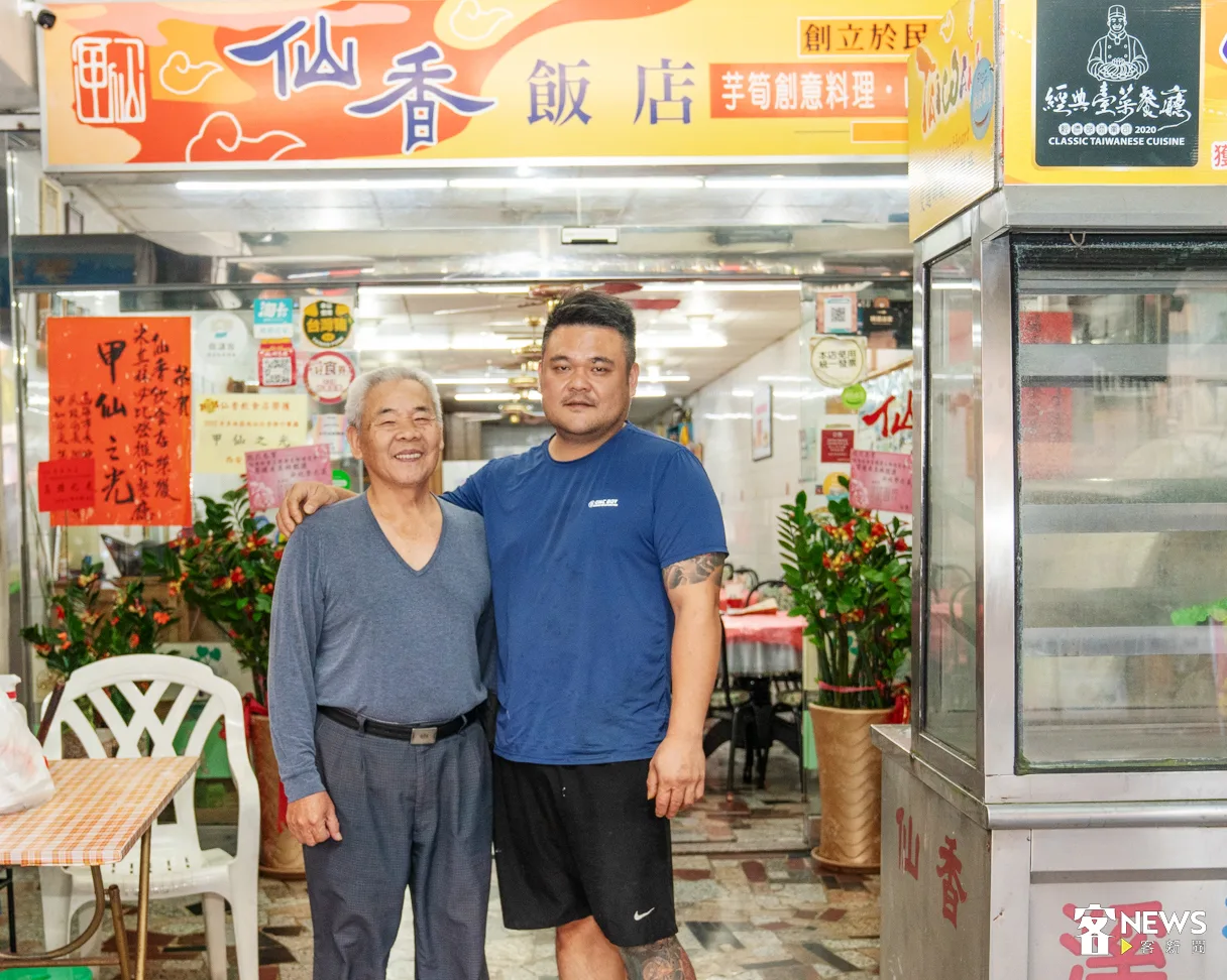 仙香飲食的第2代老闆陳漢南(左,父親),以及現在第3代老闆陳勇孝(右,兒子)