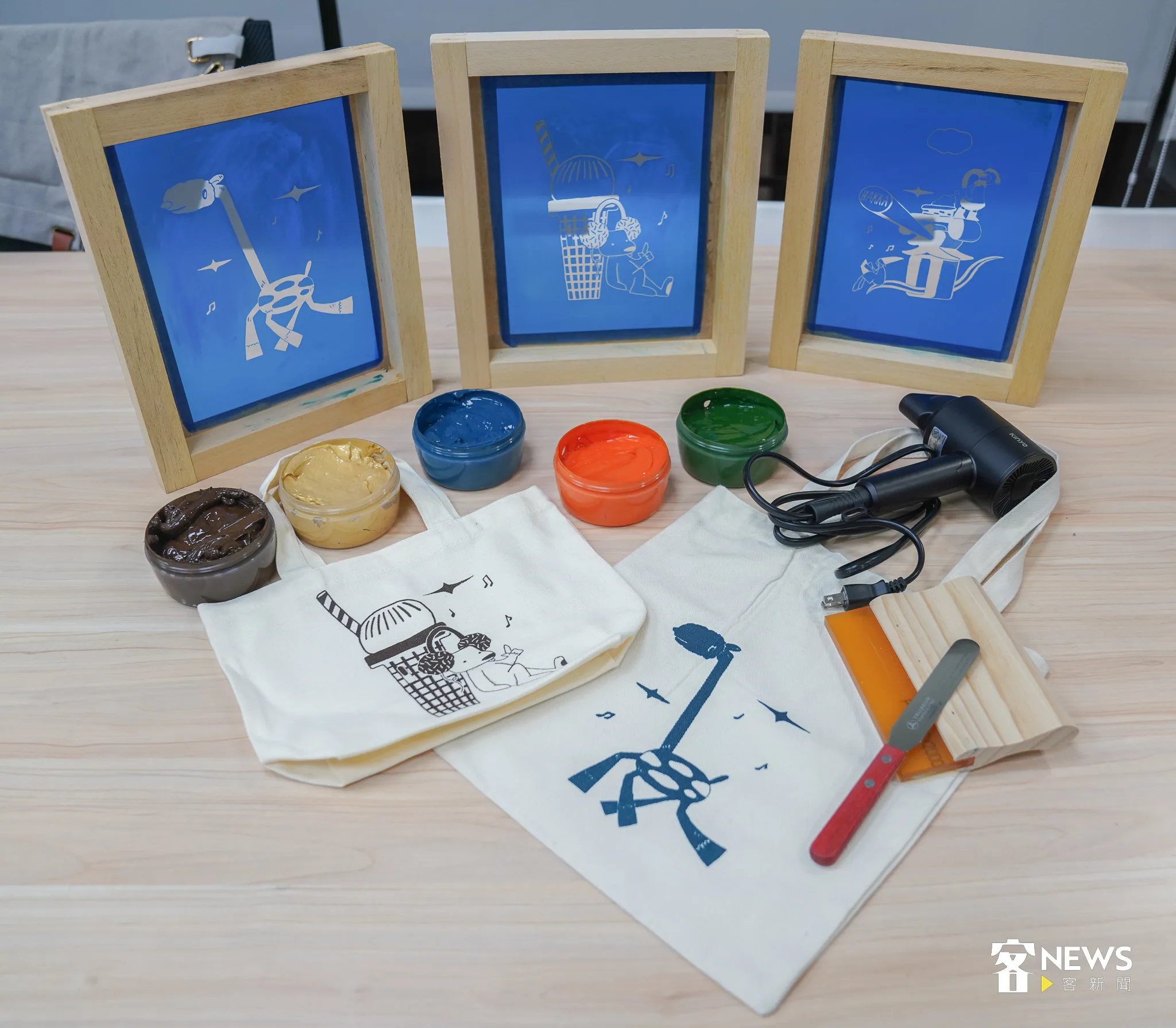 絹印工具組分別有模板、油墨、刮刀、刮板等，可印製在衣料或布料上，油墨壓上布料後，最後再用吹風機，將其吹乾，即可完成。洪俊傑攝