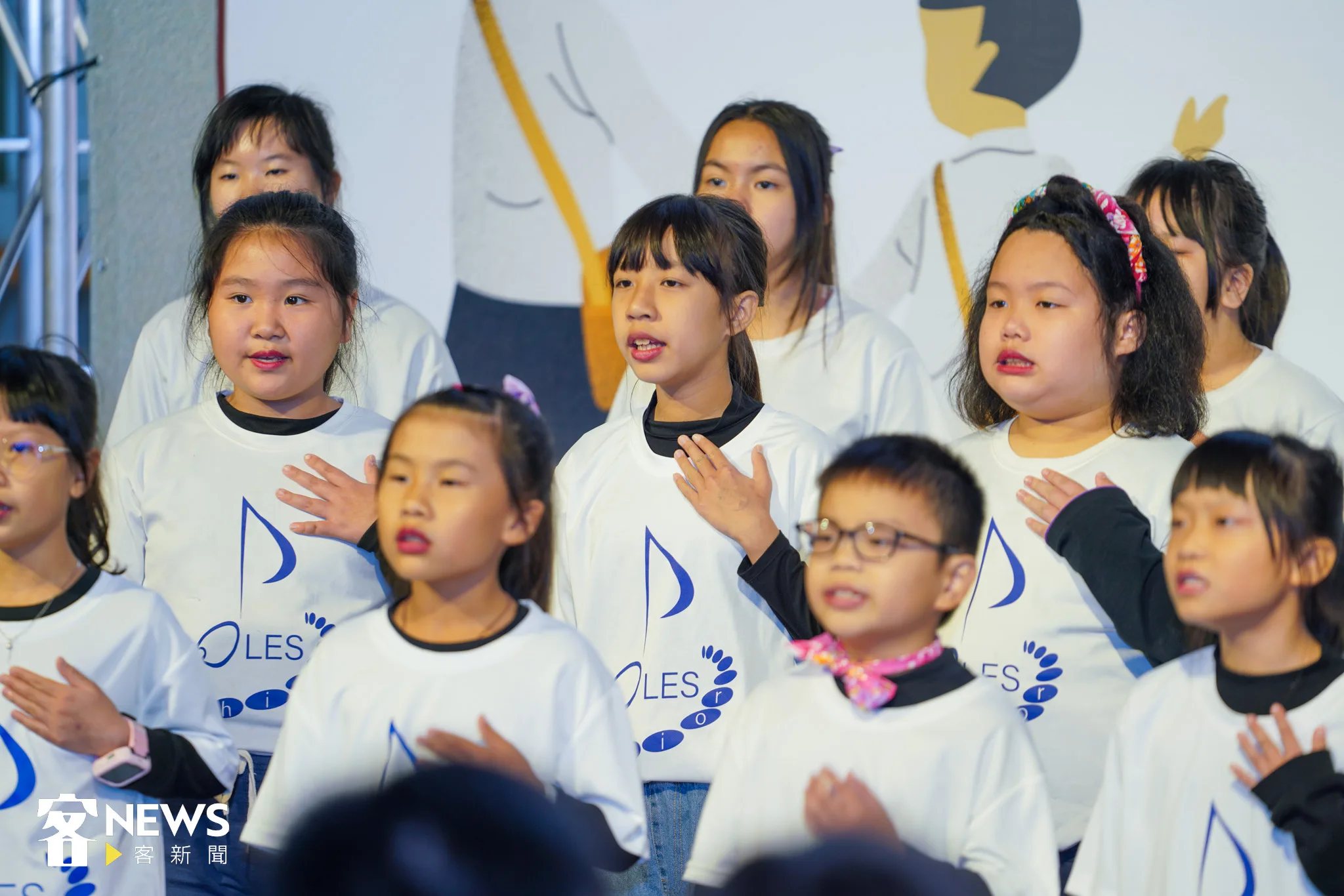 主題展開場由芎林國小學生演唱新校歌《先生个老風琴》。宋佩遙攝。