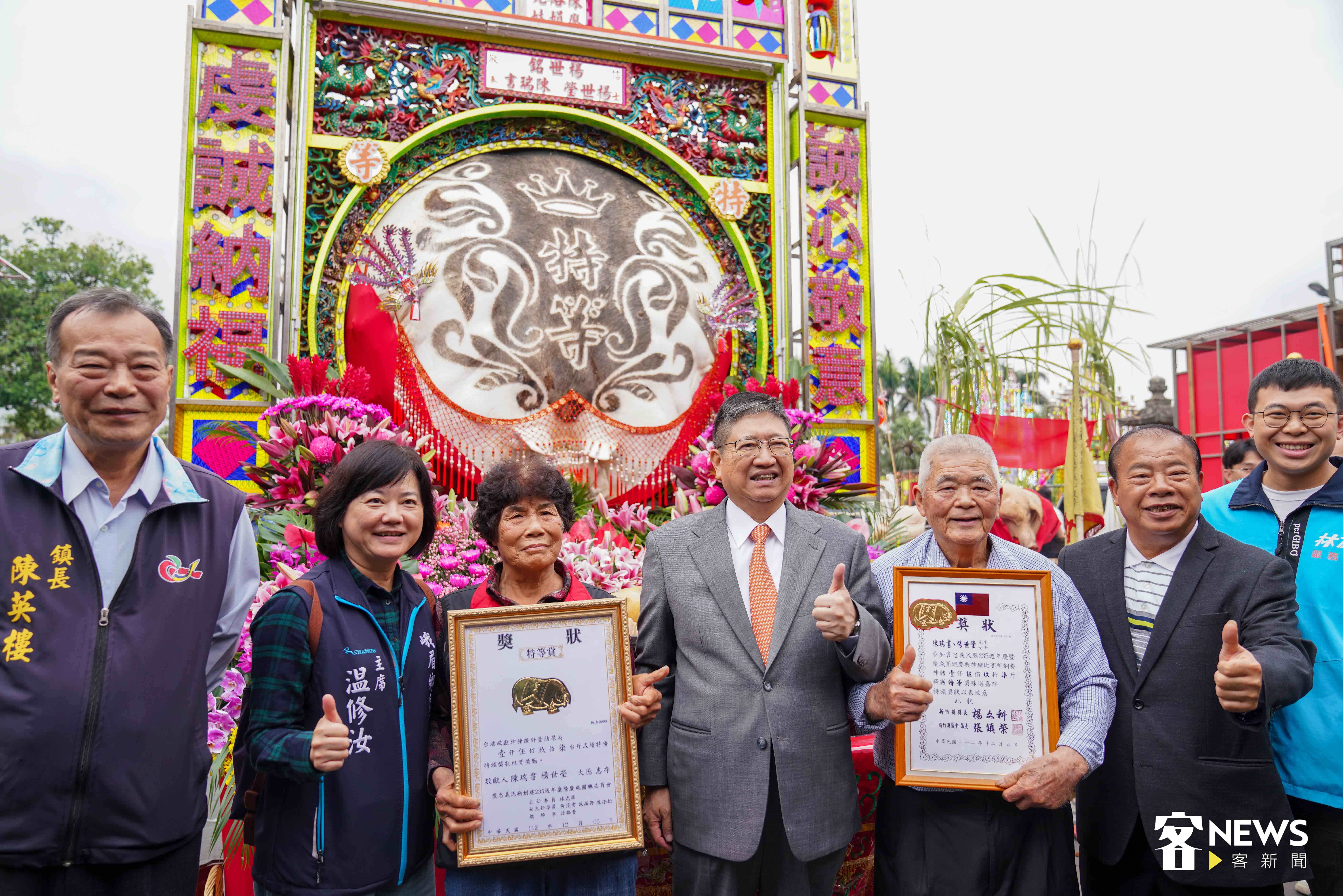 新竹縣政府頒發獎狀予神豬特等獎的信眾。李台源攝