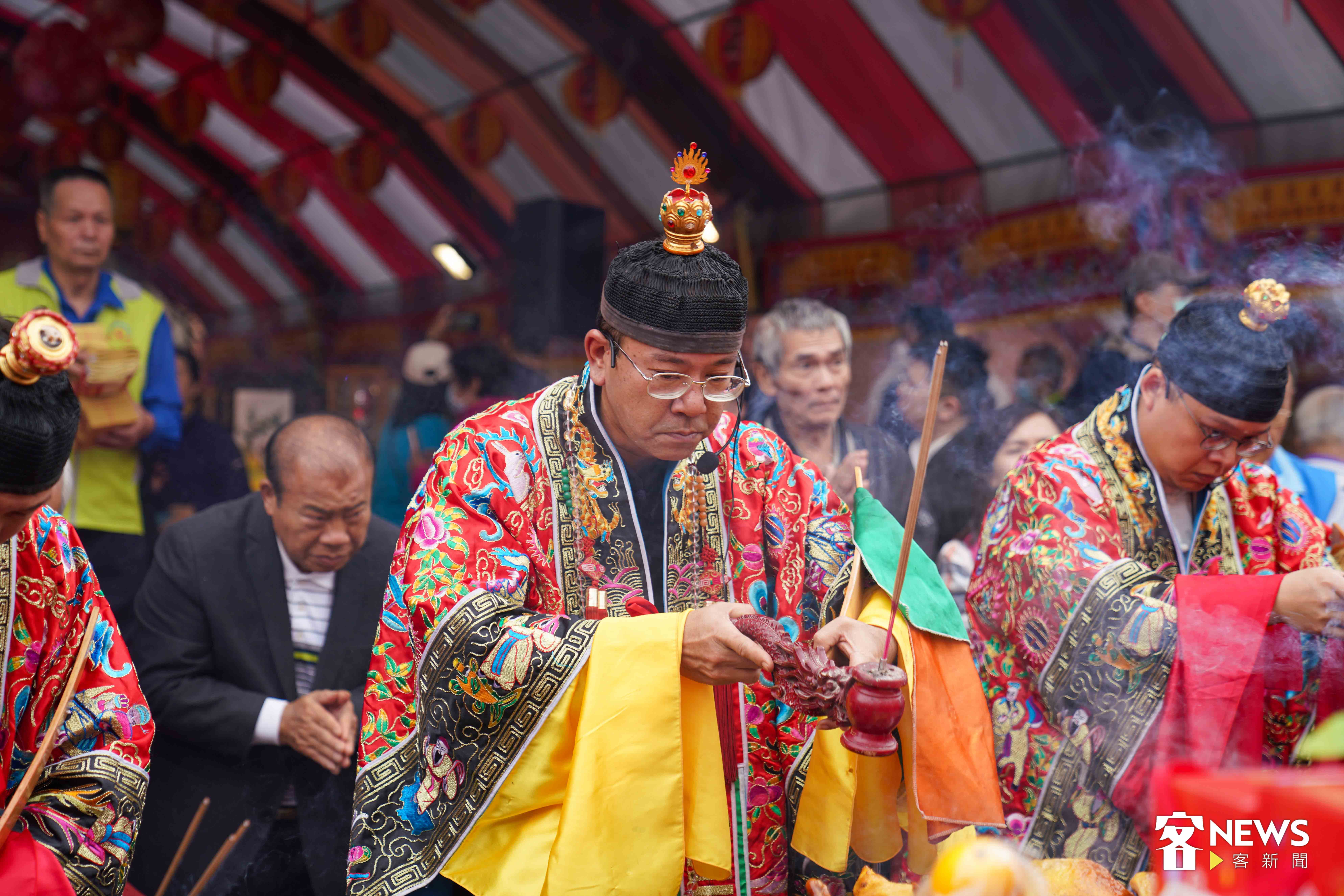 主持祭祀大典的道士帶領所有信眾共同祭拜義民爺牌位。李台源攝