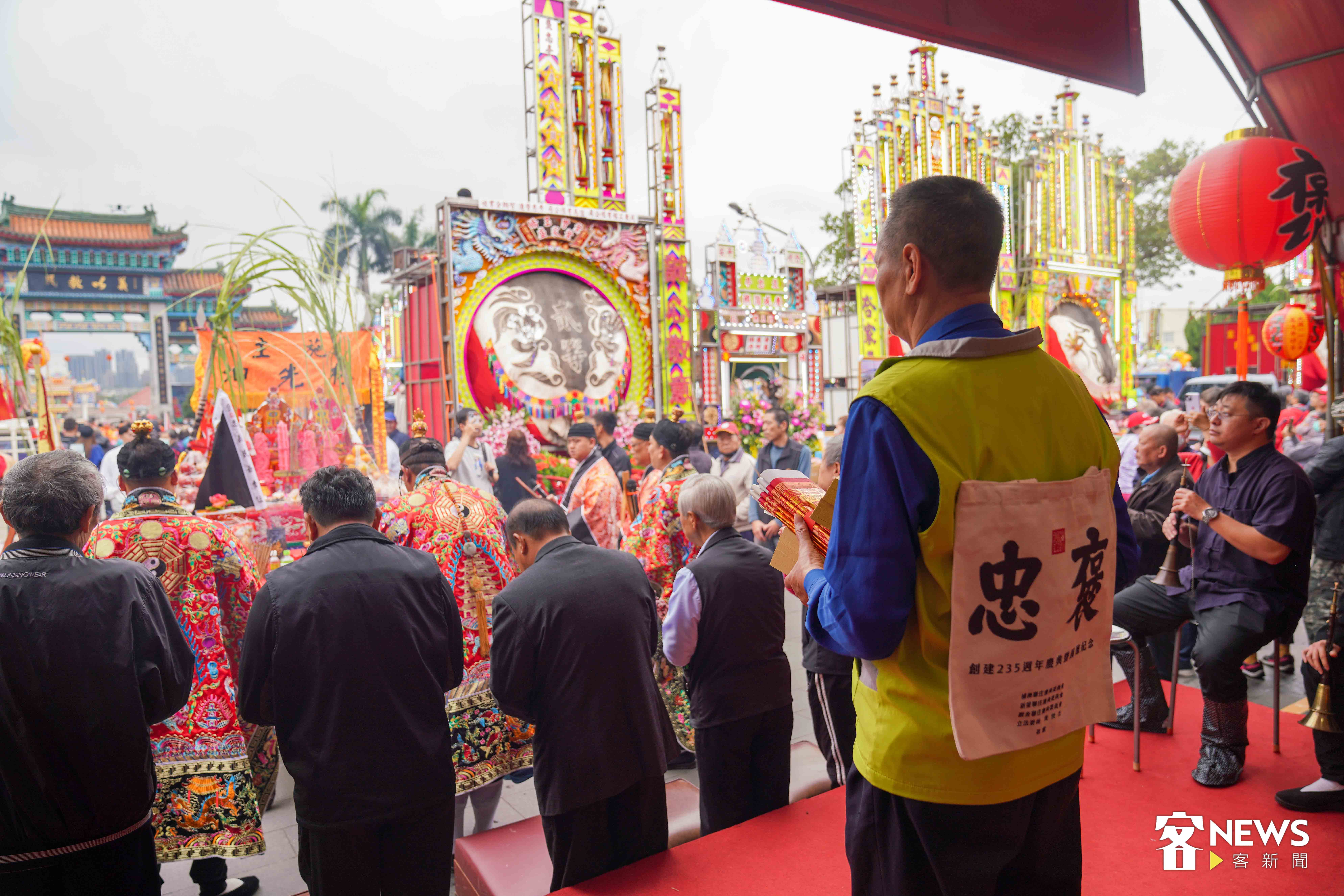 祭祀大典上信眾誠心參拜。李台源攝