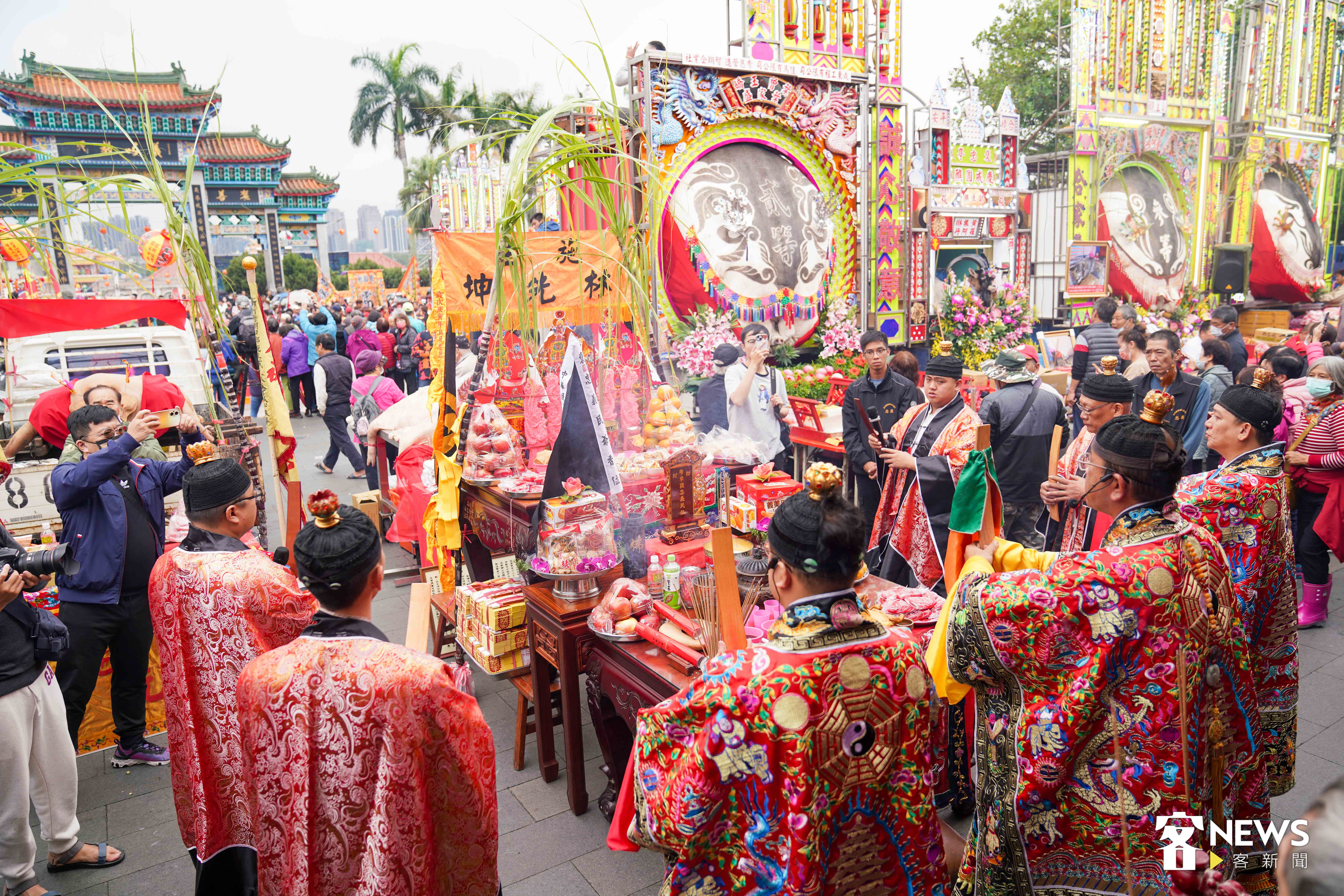 主持祭祀大典的道士帶領所有信眾共同祭拜義民爺。李台源攝