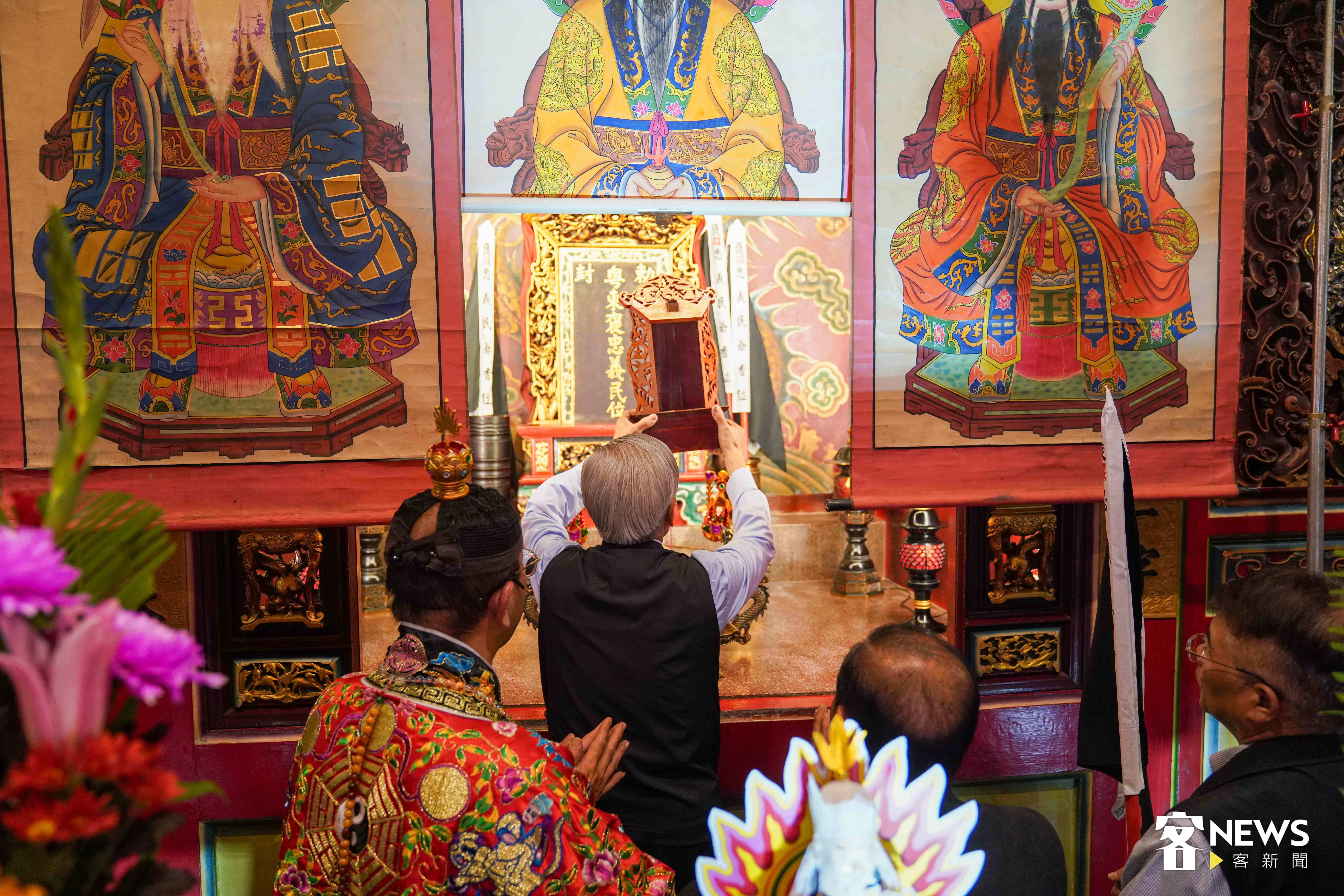 普渡告一段落後，在道士帶領下，廟方將義民爺牌位回歸神位。李台源攝