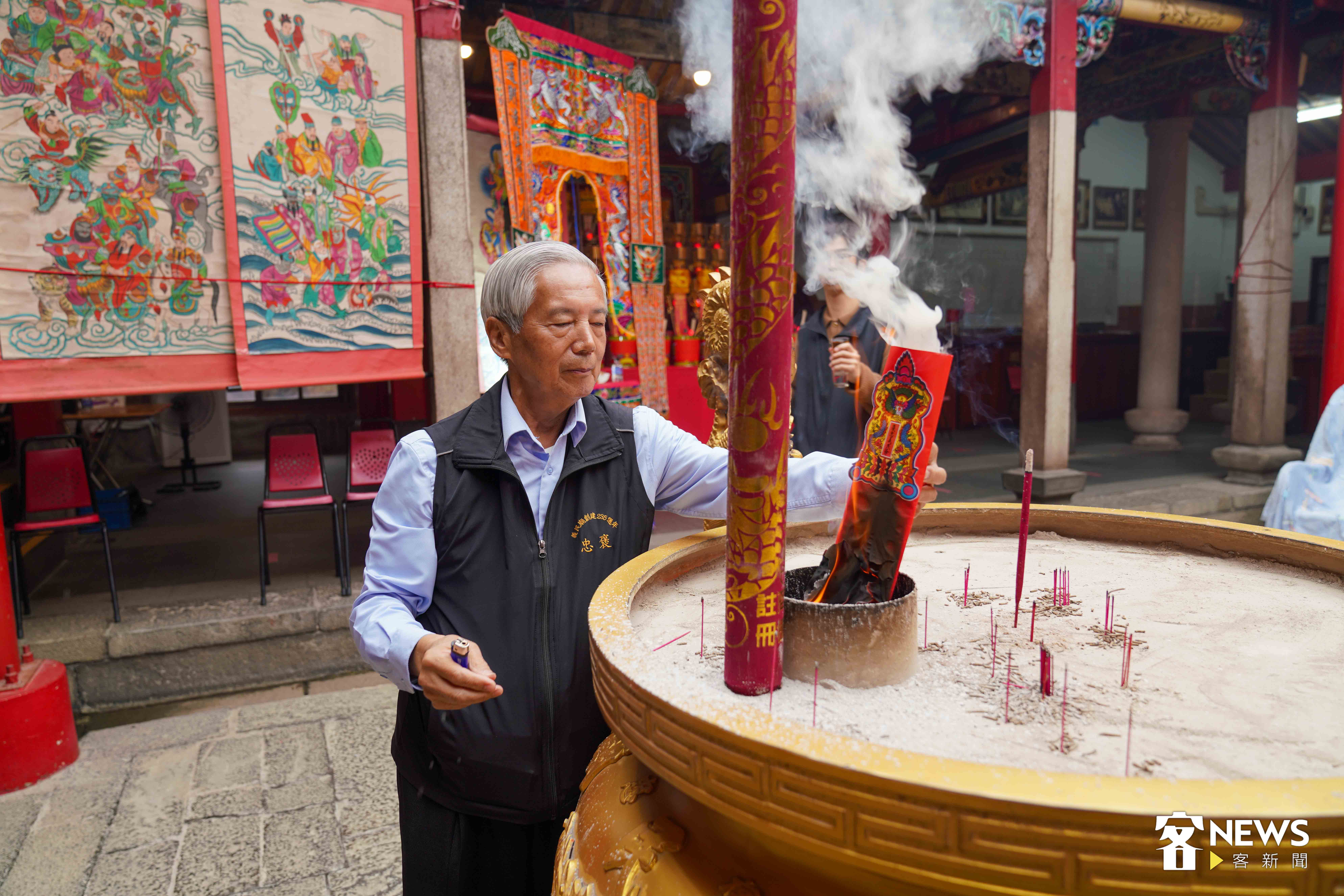 圓醮慶典委員會總幹事張福普將祝文焚燒，象徵祭祀告一段落。李台源攝