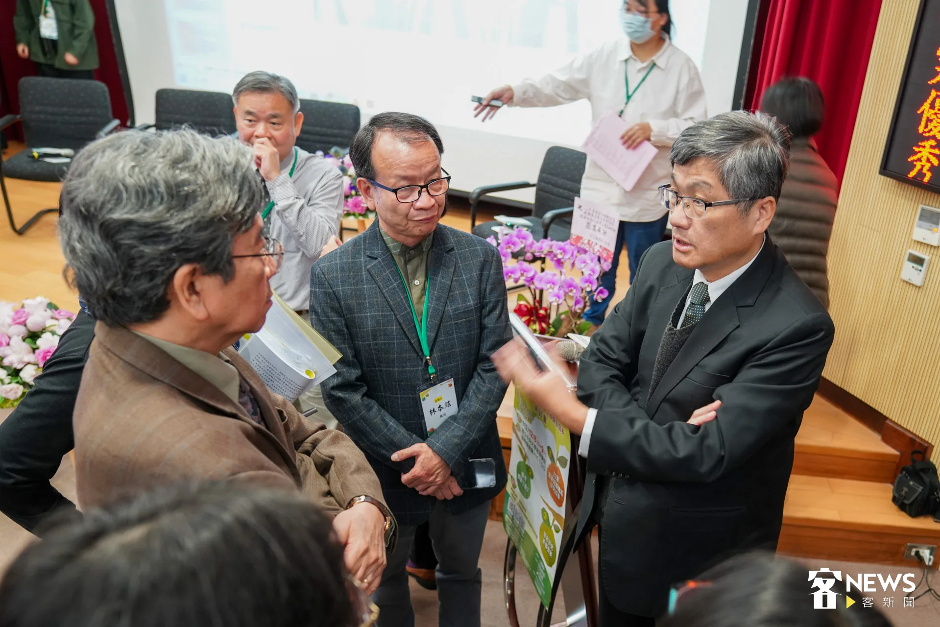 會後客委會主委與蕭新煌資政、教授們討論客家研究政策方向。范修語攝