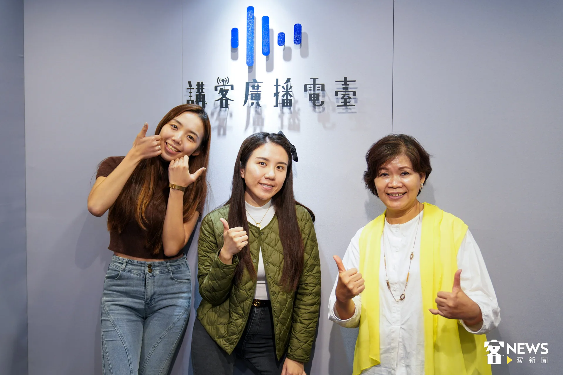 何芸娜（中）接受講客廣播電臺《徐娘娘个海陸大餐》節目主持人徐明珠（右）與李佳（左）專訪。范修語攝