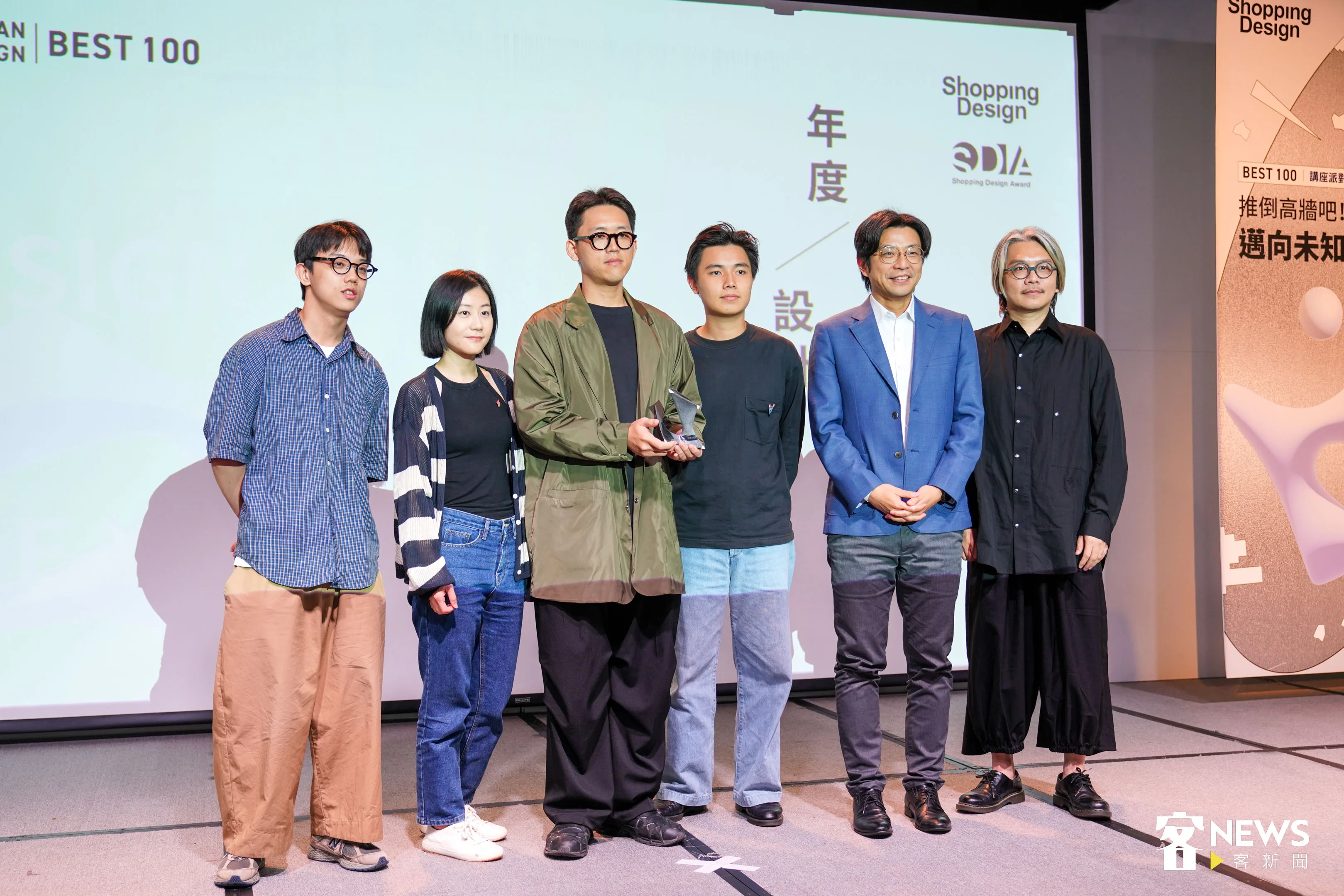 2023 浪漫台三線藝術季主視覺獲得年度設計獎，BITO團隊與客委會副主委周江杰上台領獎。范修語攝