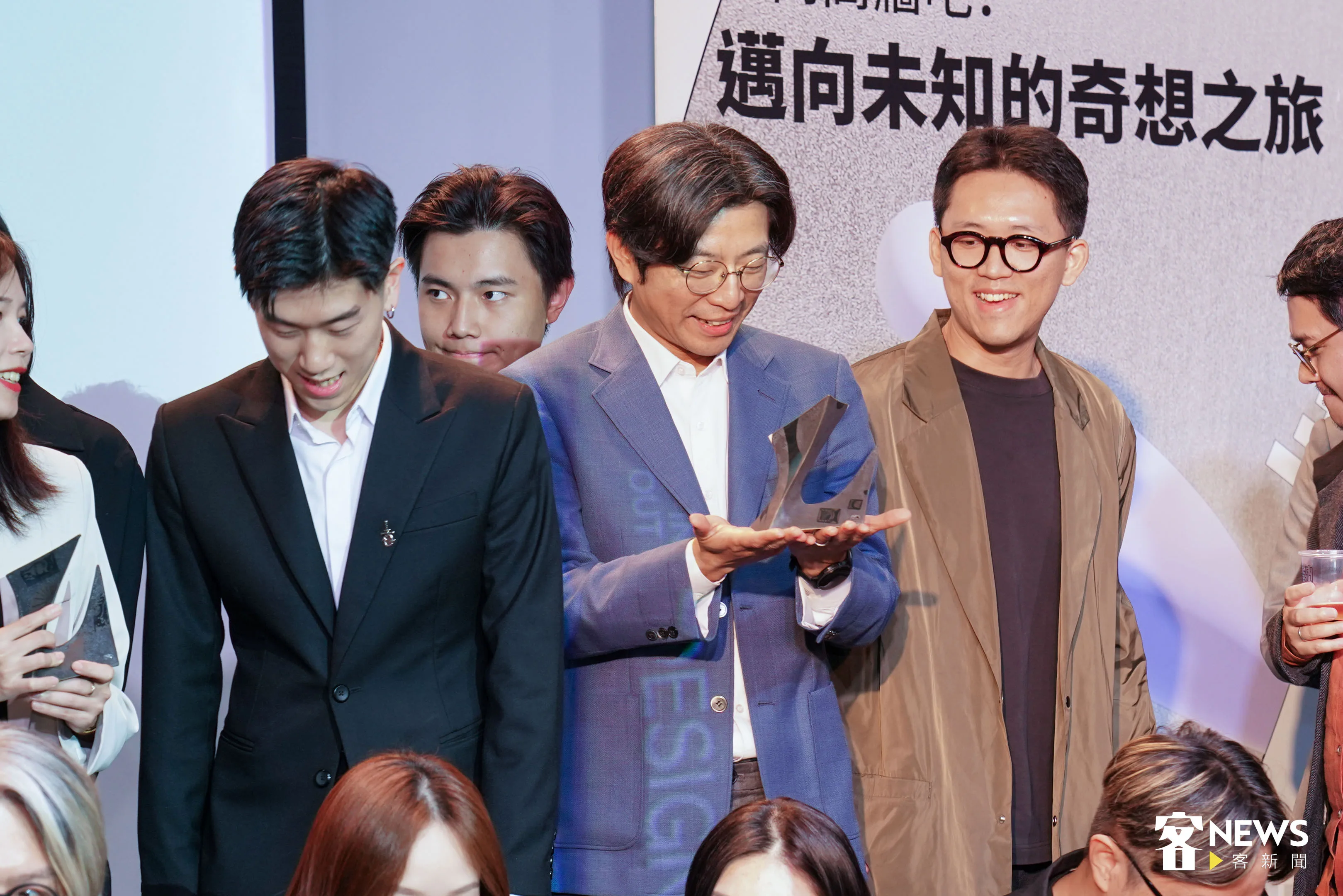 客委會副主委周江杰好奇獎盃的新奇設計。范修語攝